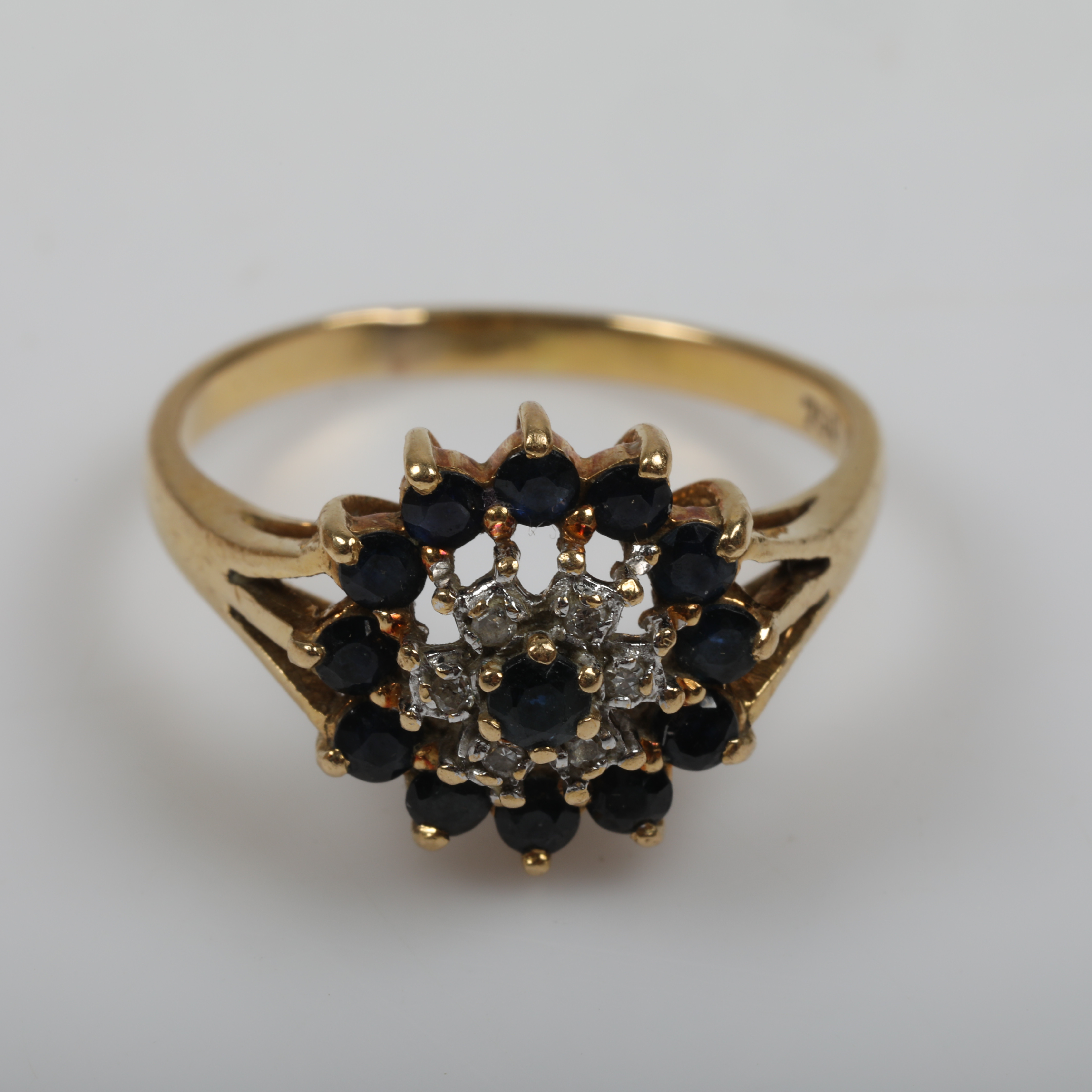 CARMOSÉRING, 18 K guld med briljantslipade diamanter och safirer.