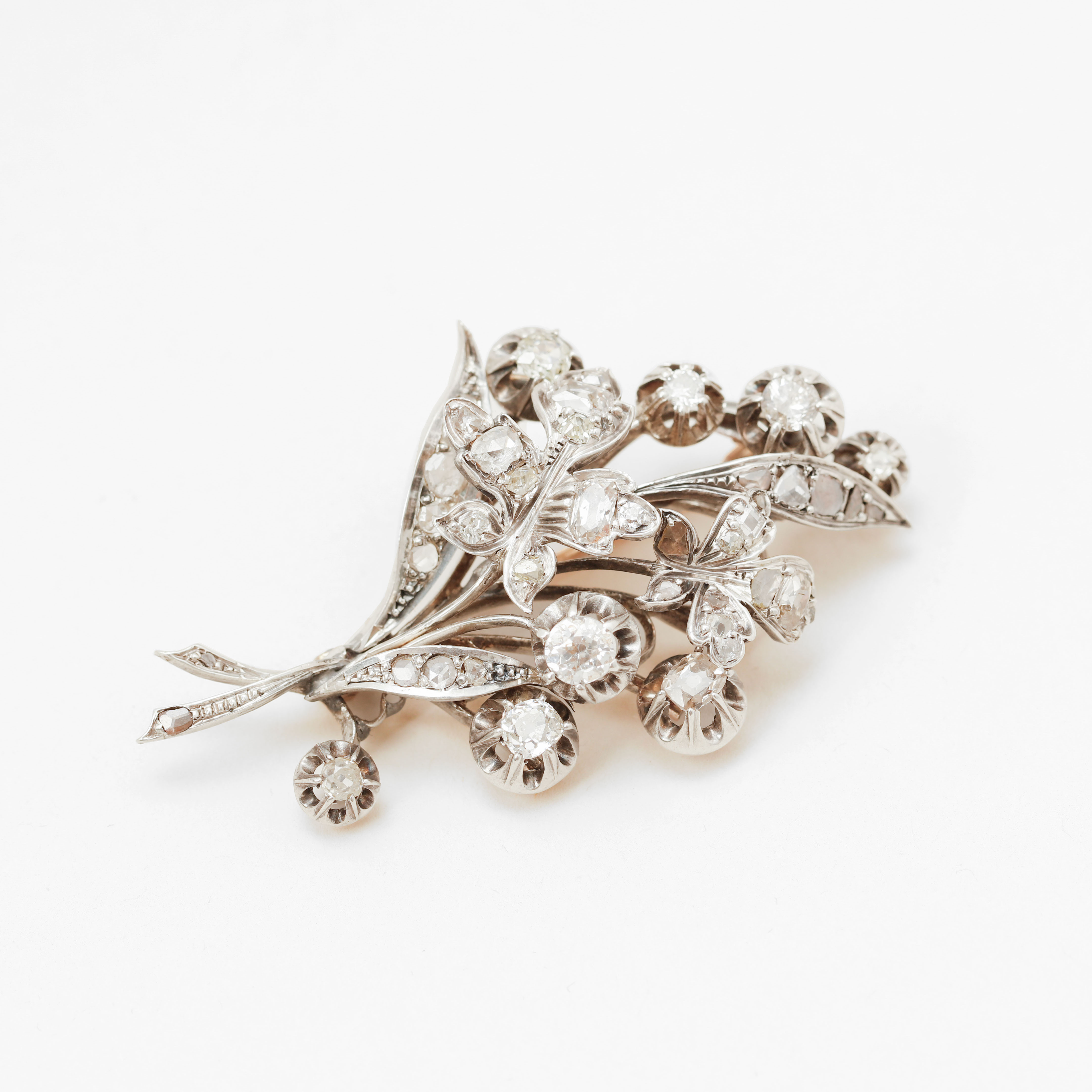 BROSCH, 18k guld, silver, 40-tal diamanter i olika slipningar och storlekar, 18/1900-tal.