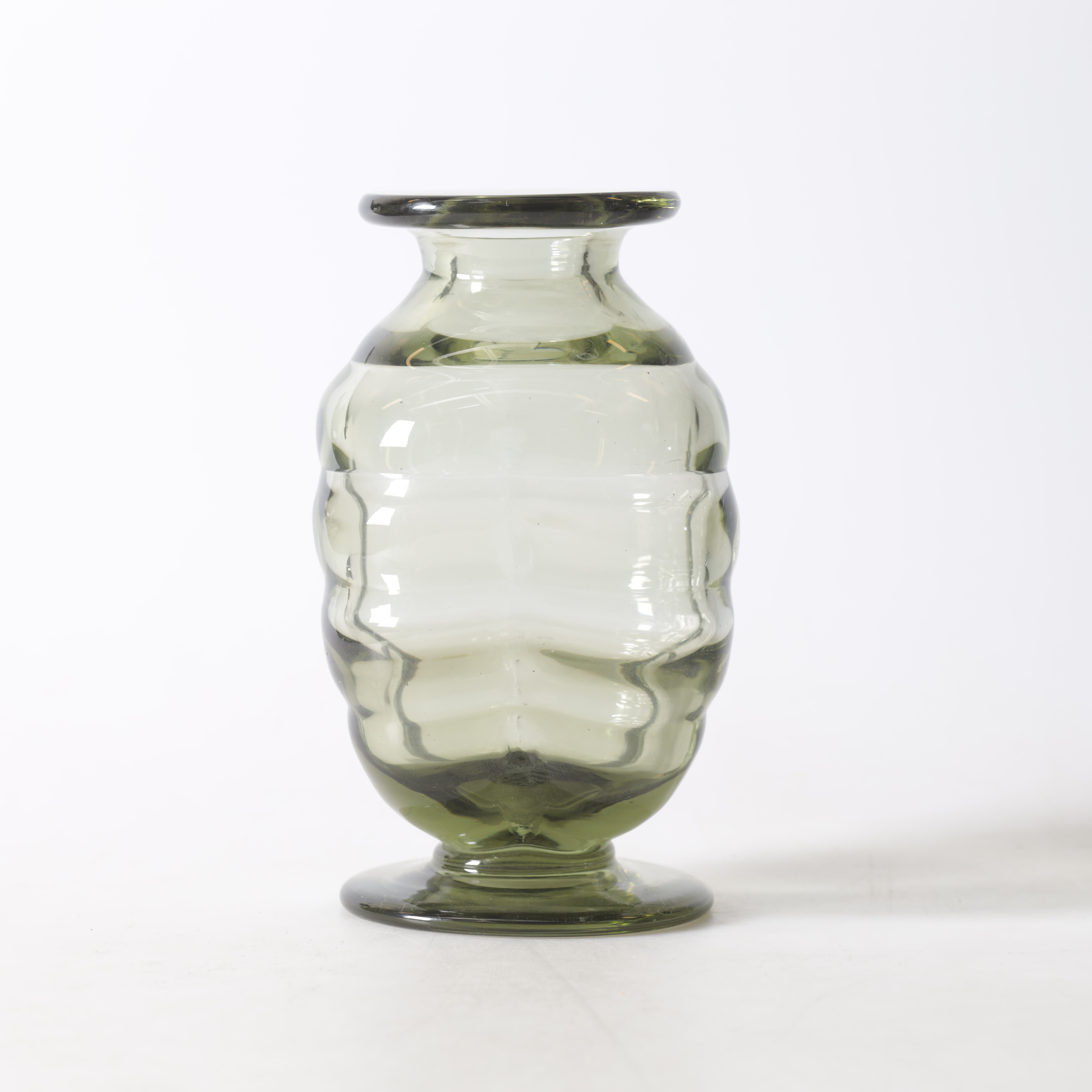ELIS BERGH. vas, glas, Kosta, osignerad.