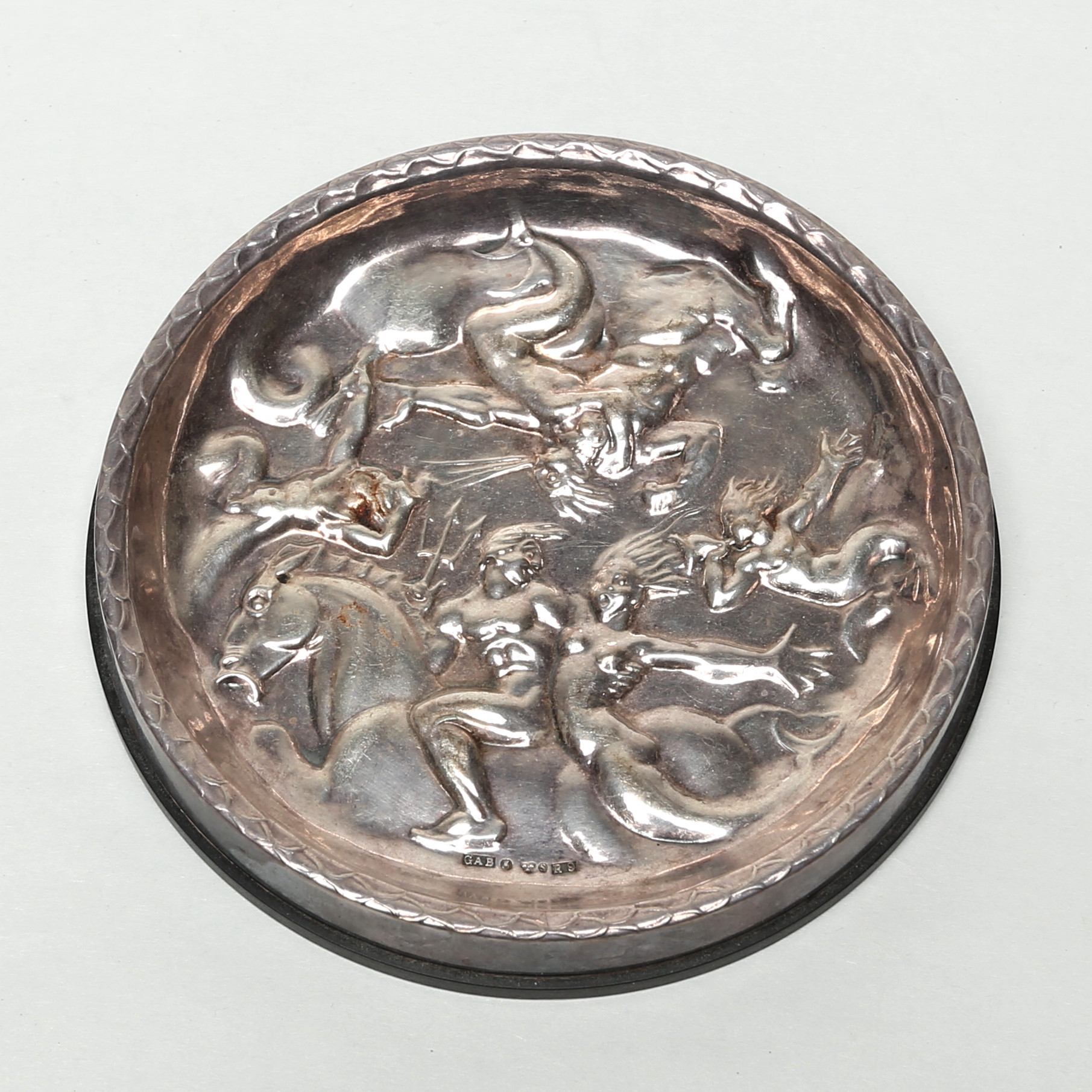 FAT, silver/plast, efter Carl Milles.