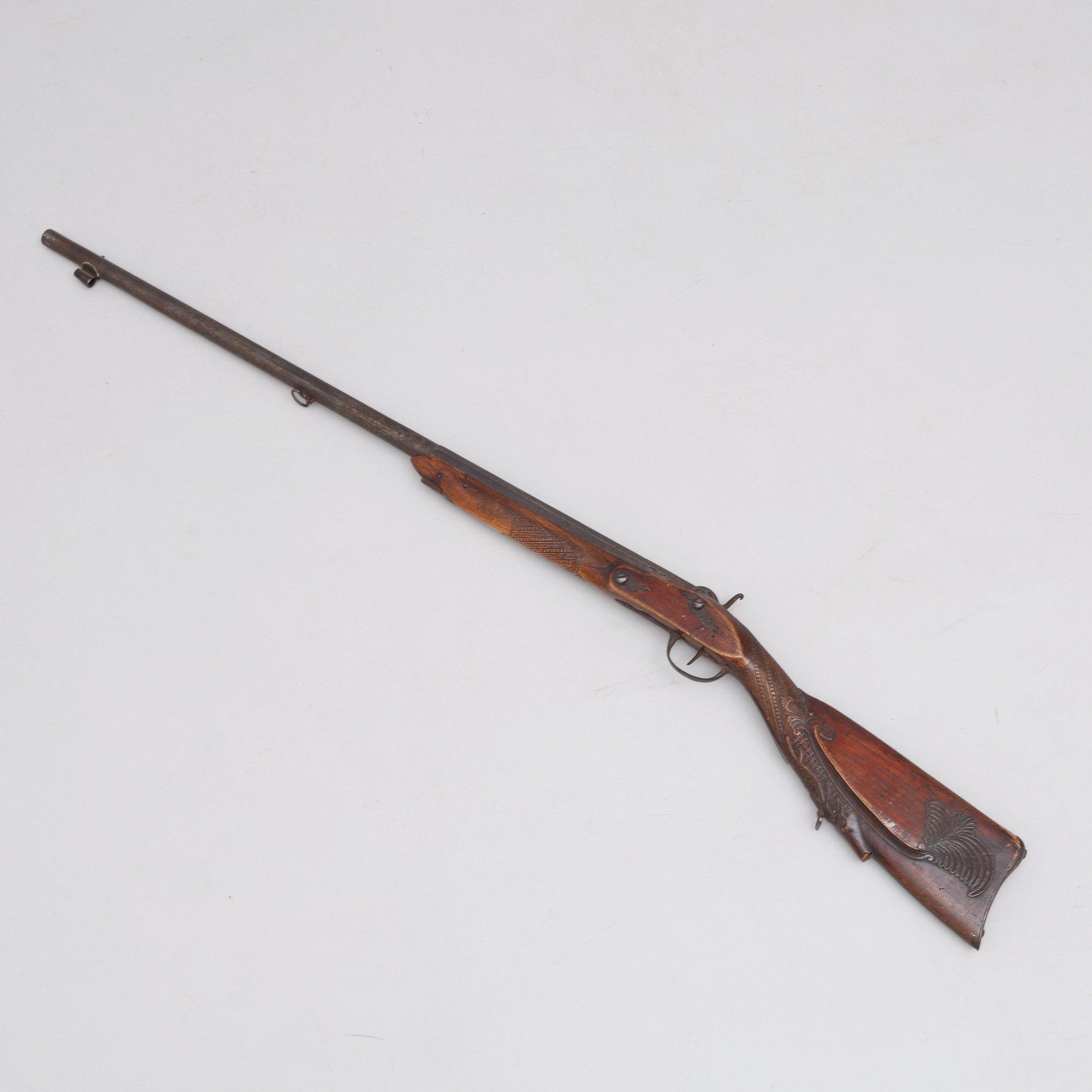 SLAGLÅSGEVÄR, BLISSINGE-TYP, 1800-talets mitt, stock skuren i alm med skulpterat hjorthuvud nertill.