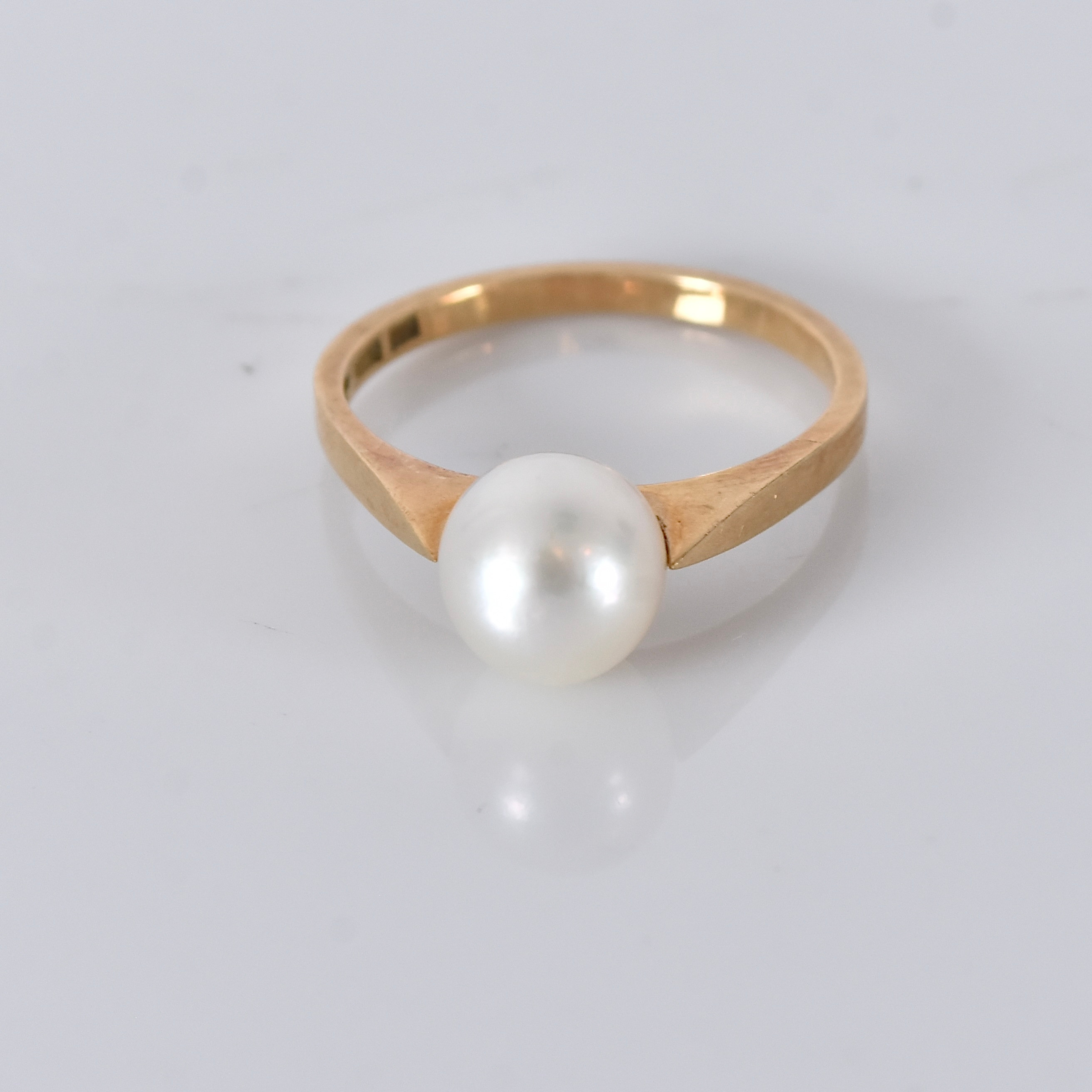 RING MED PÄRLA, 18 karat rödguld.