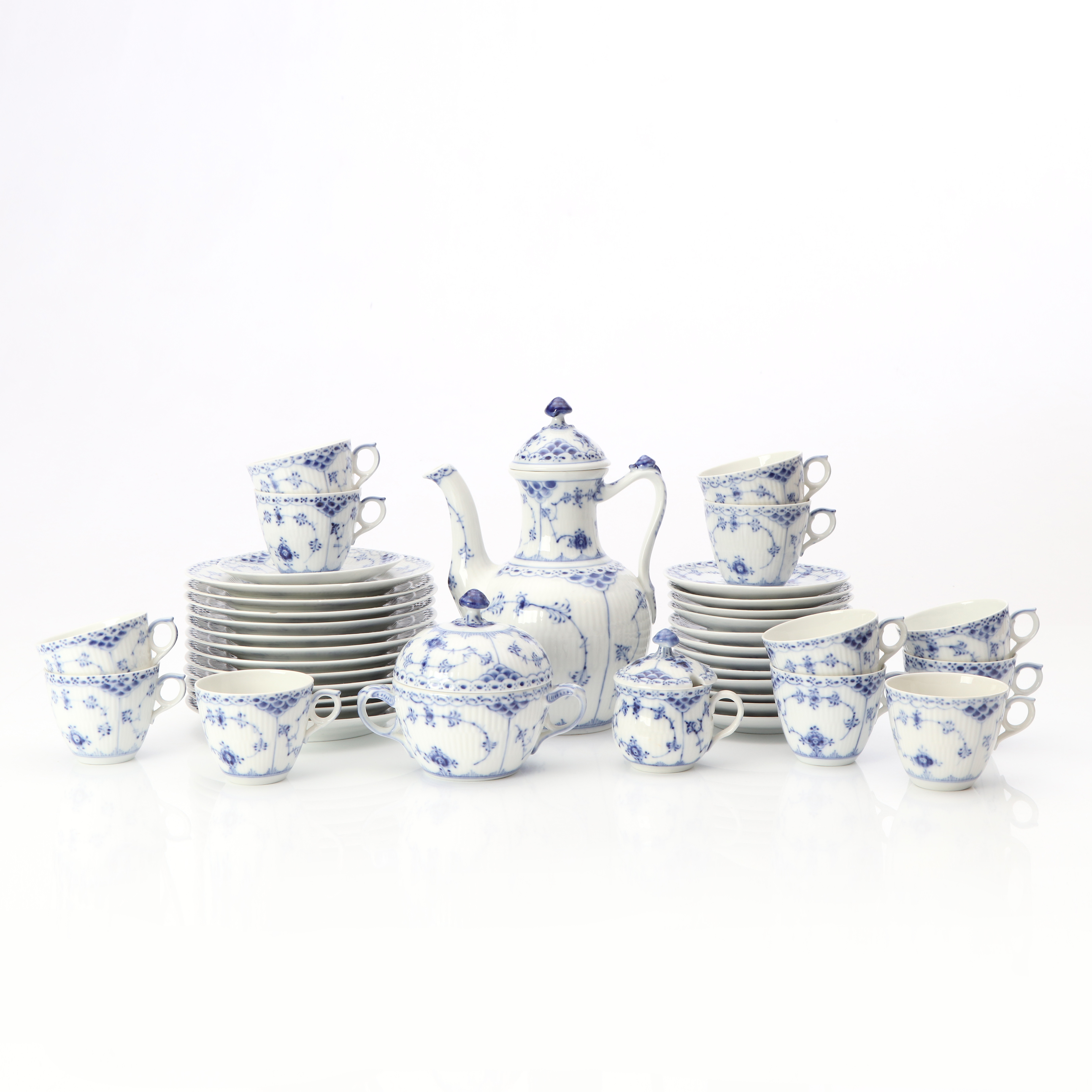 MUSSELMALET, KAFFESERVIS, 27 DELAR. Porslin. Royal Copenhagen.