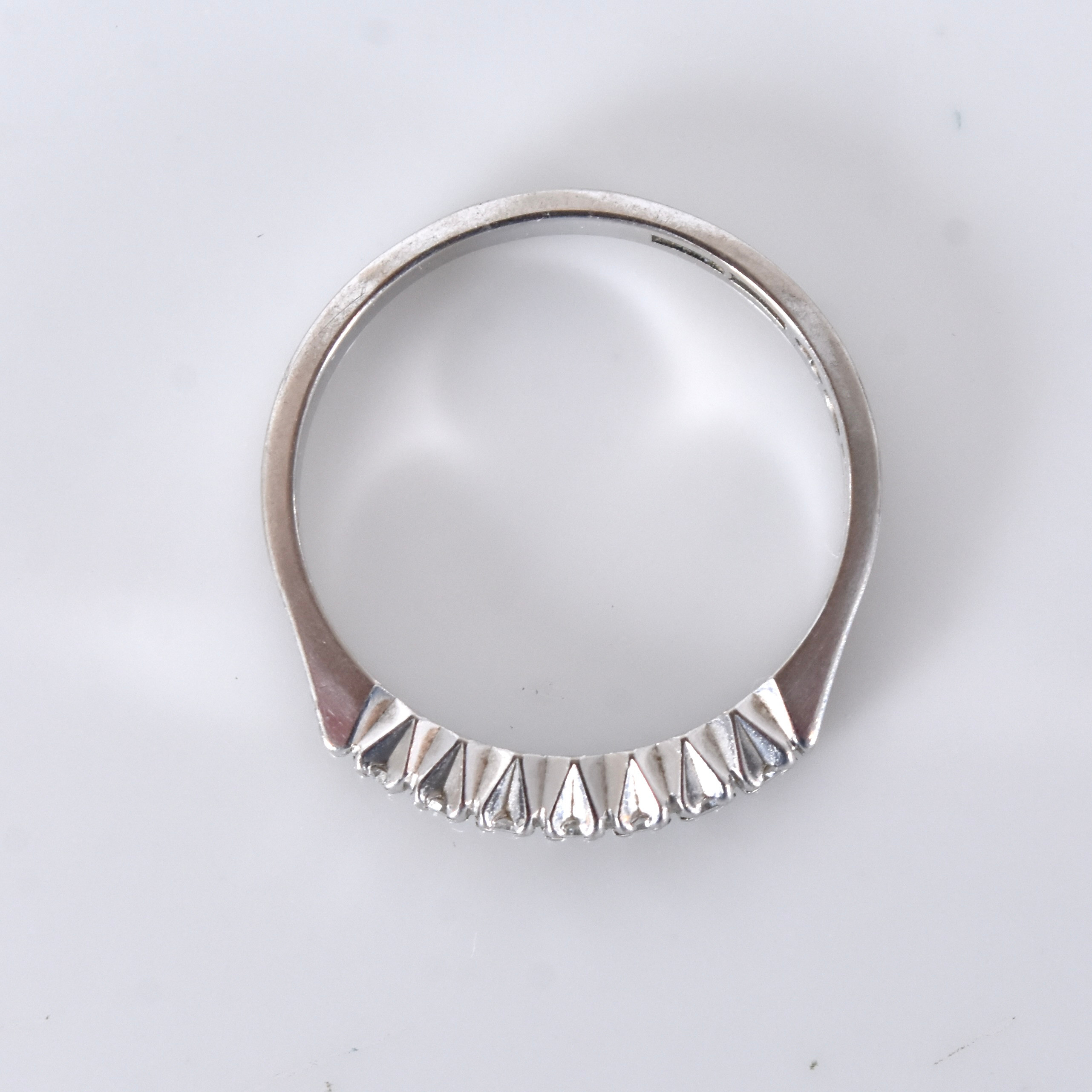 RING, 18 karat vitguld med 7 åttkantslipade diamanter om totalt 0,15 carat enligt gravyr.