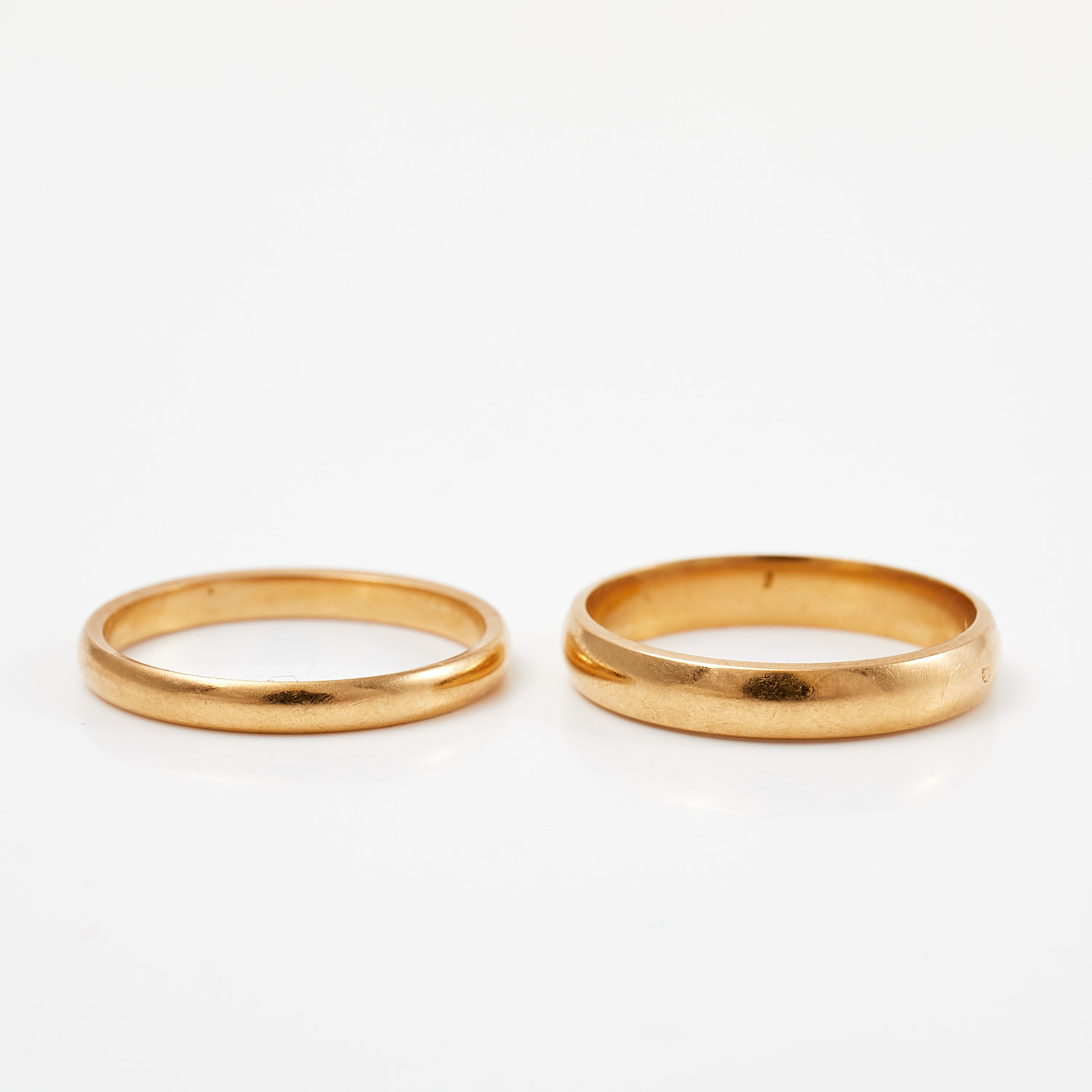 RINGAR, 2 st, 18 k guld, släta, ostämplade.