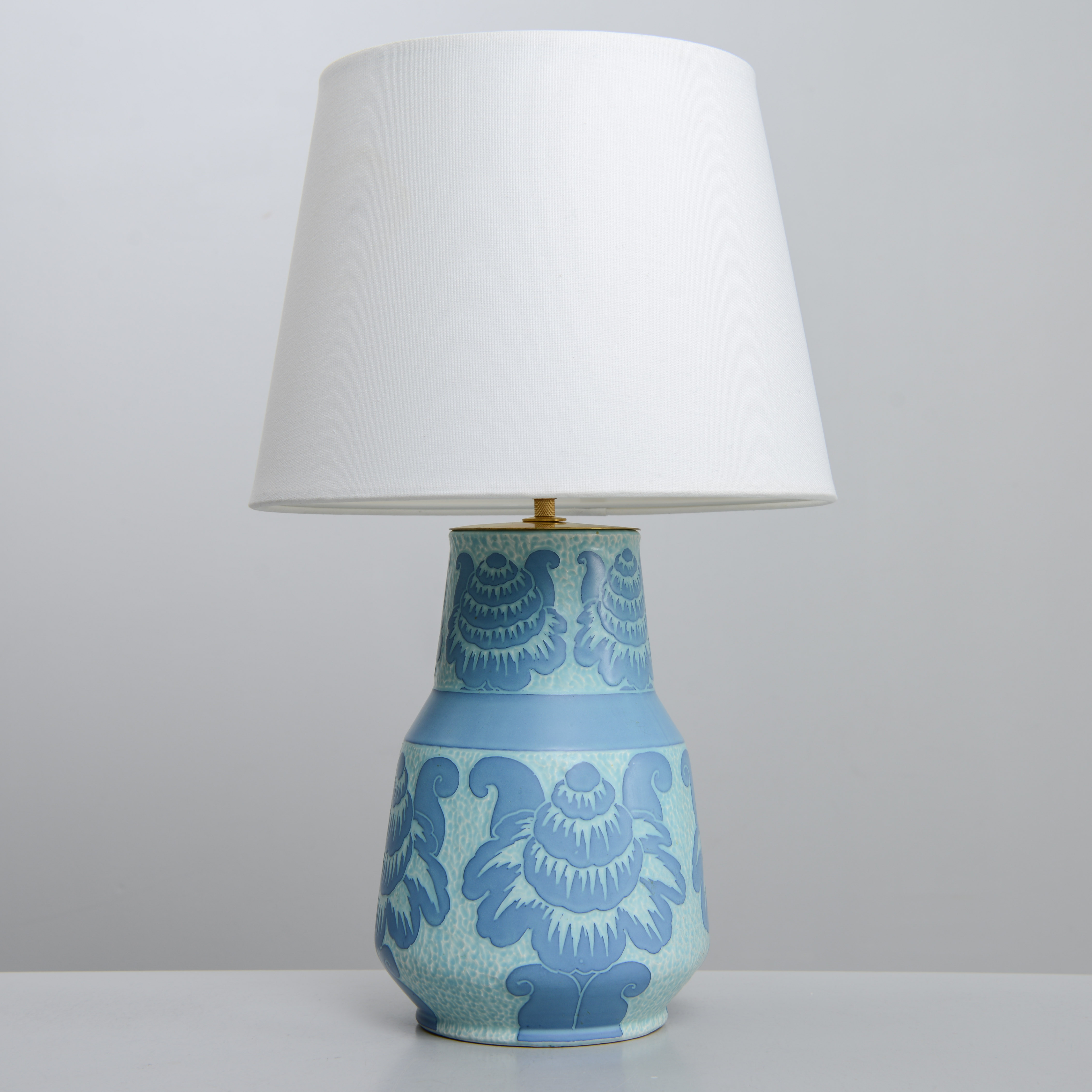 JOSEF EKBERG. Bordslampa, sgraffito, senjugend, Gustavsberg, signerad samt daterad 1918.