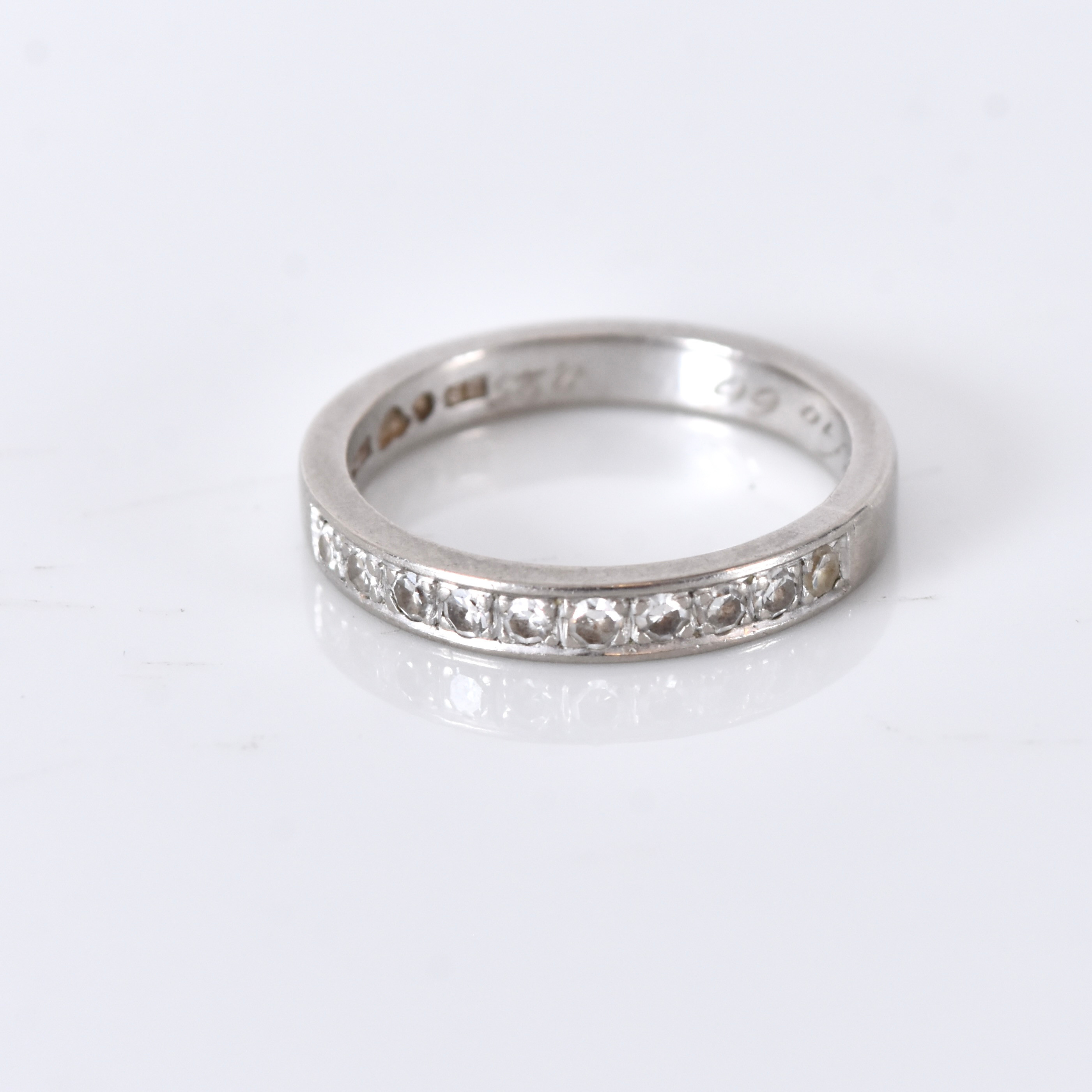 RING, 18 karat vitguld med 10 åttkantslipade diamanter om totalt 0,26 carat enligt gravyr.