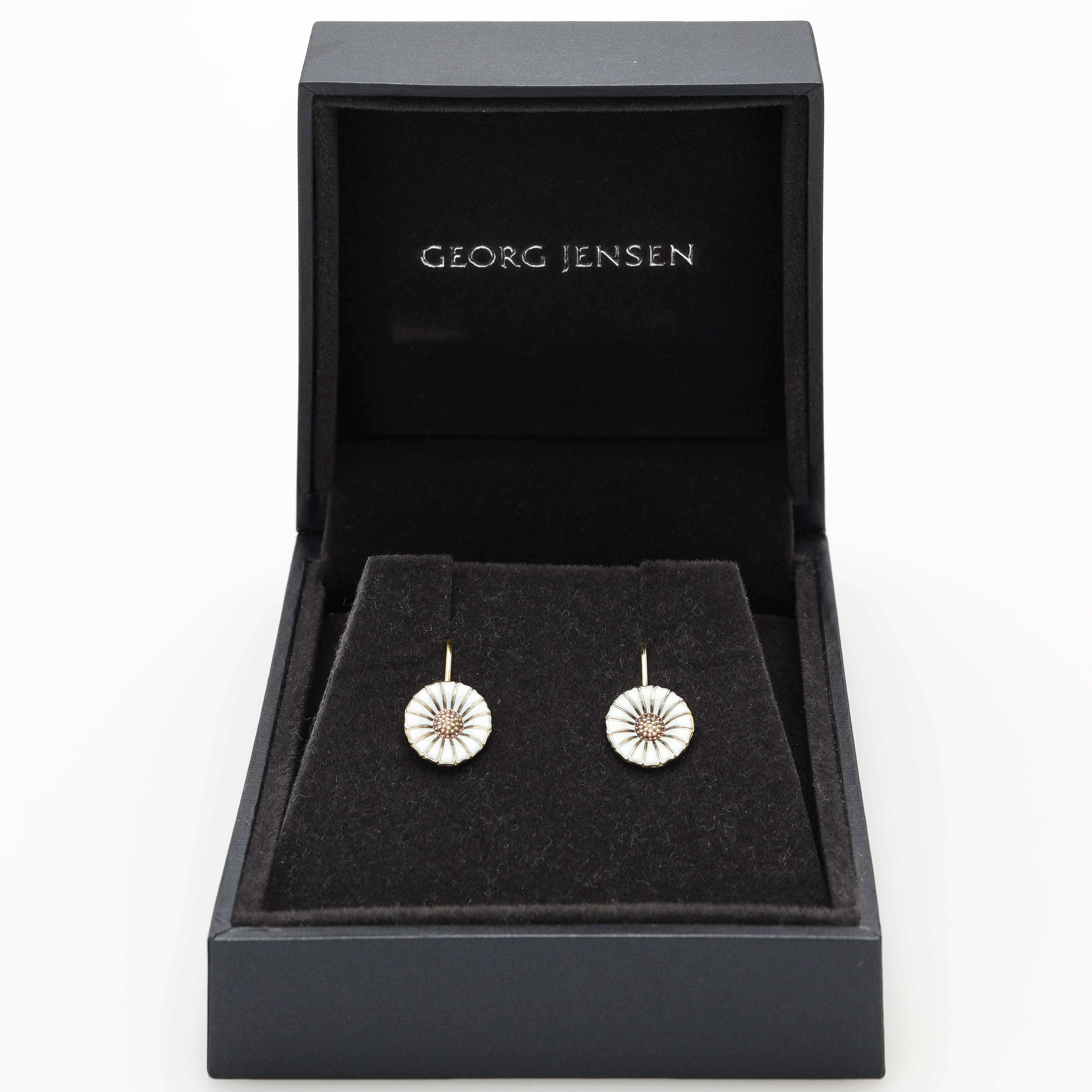 GEORG JENSEN. Örhängen, ett par, "Daisy", guldpläterat silver, emalj, etui, Danmark.