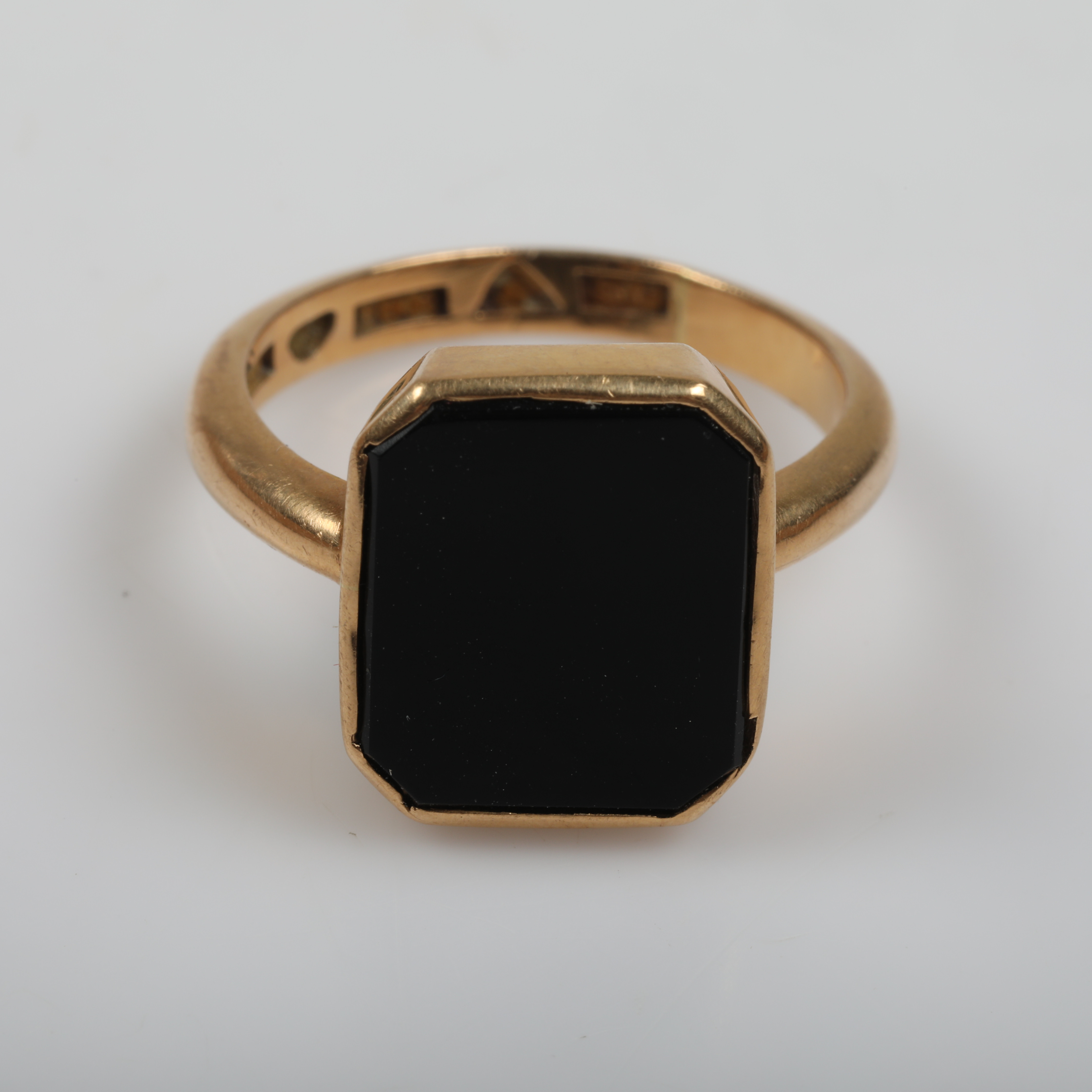 KLACKRING, 18 K guld med onyx.