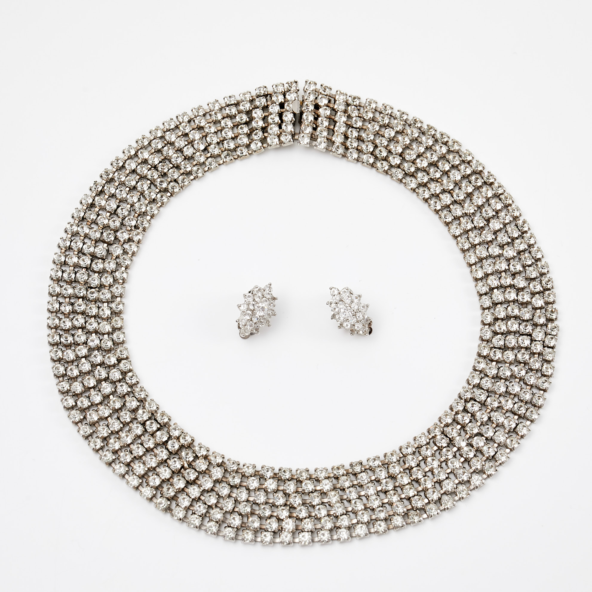 COLLIER samt ÖRHÄNGEN, 1 par, clips, 1900-talets mitt, vitmetall, fasettslipad strass.