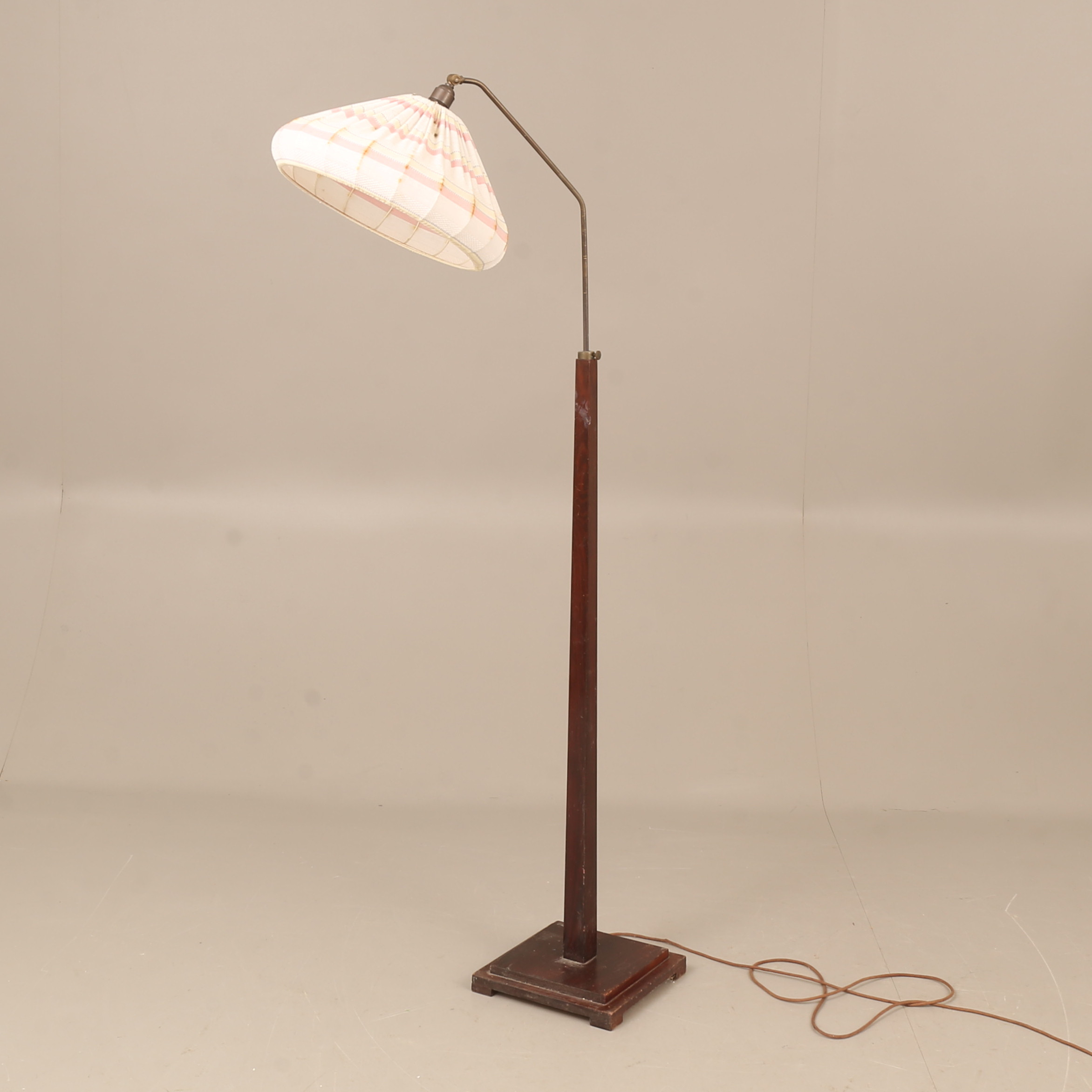 GOLVLAMPA, trä och metall, 1900-talets första del.