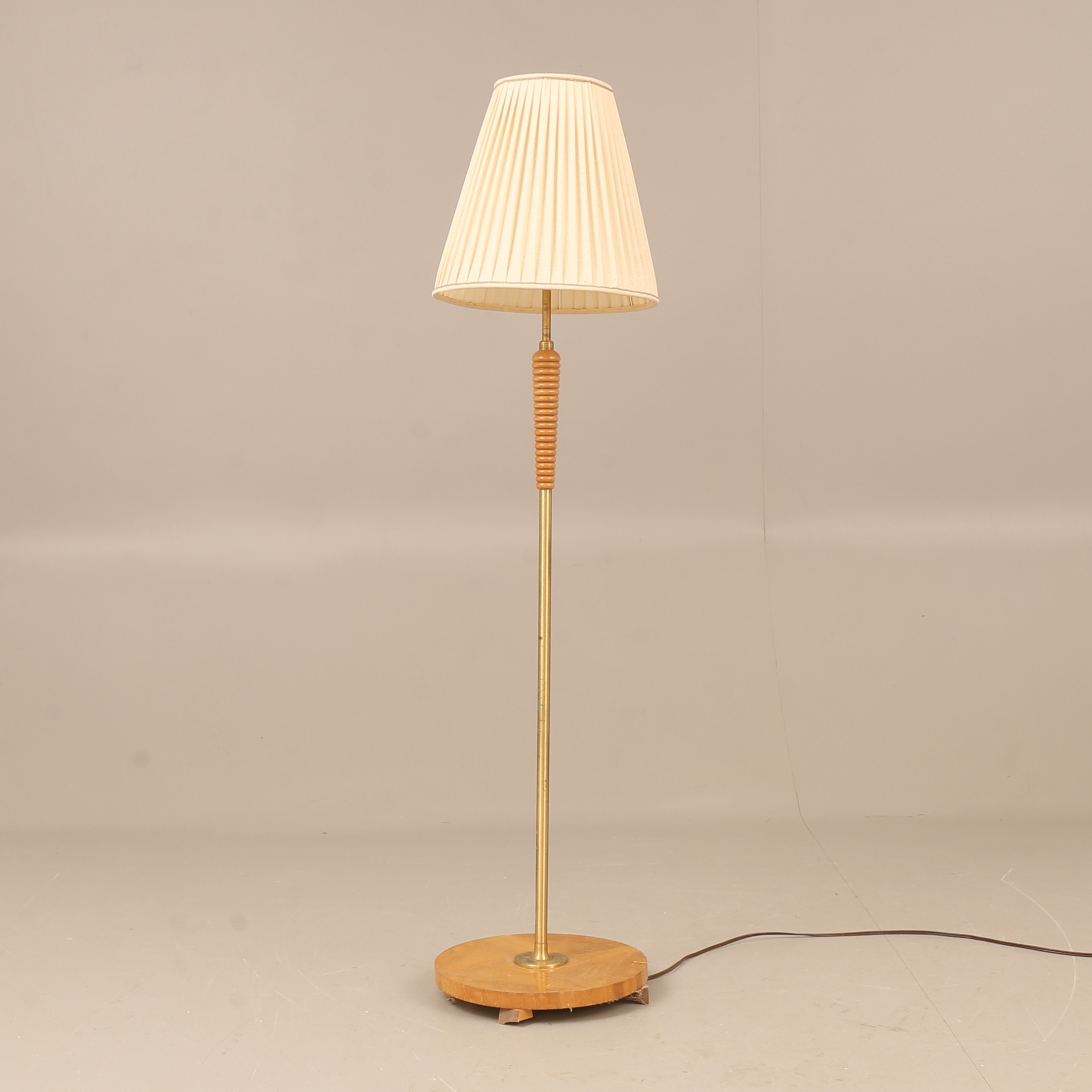 GOLVLAMPA, trä och mässing, 1940-tal.