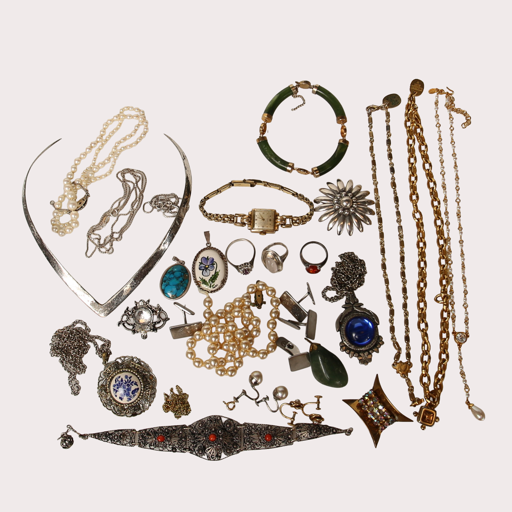 PARTI BIJOUTERIER, armband, halsband, berlocker mm, en del i silver.