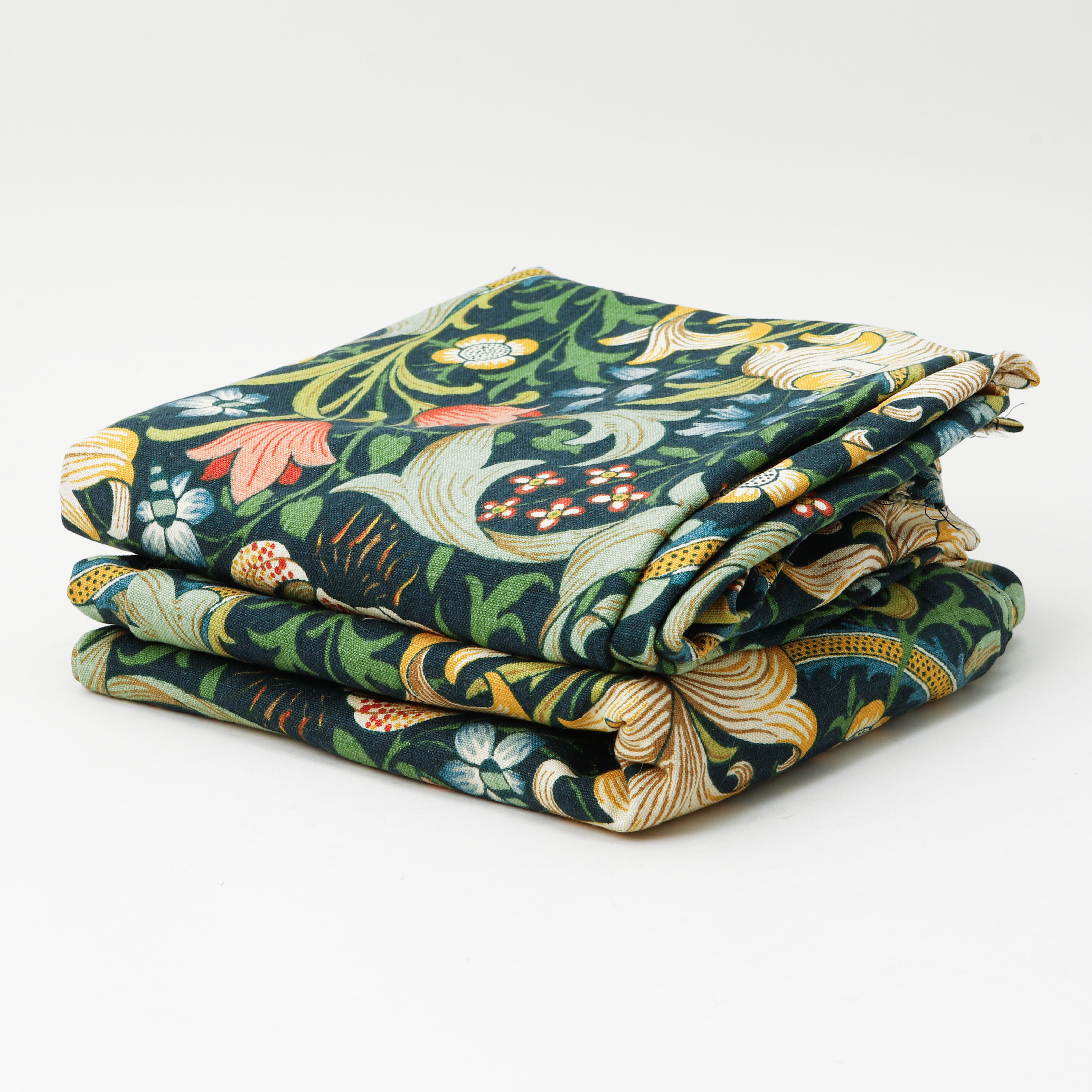 TEXTILIER, 2 st, William Morris, "Golden Lily".