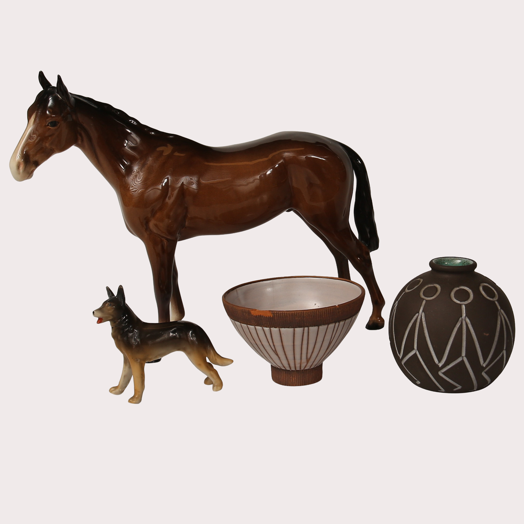 FIGURINER, porslin, 2 stycken, bla häst Beswick England samt VAS OCH SKÅL, stengods.