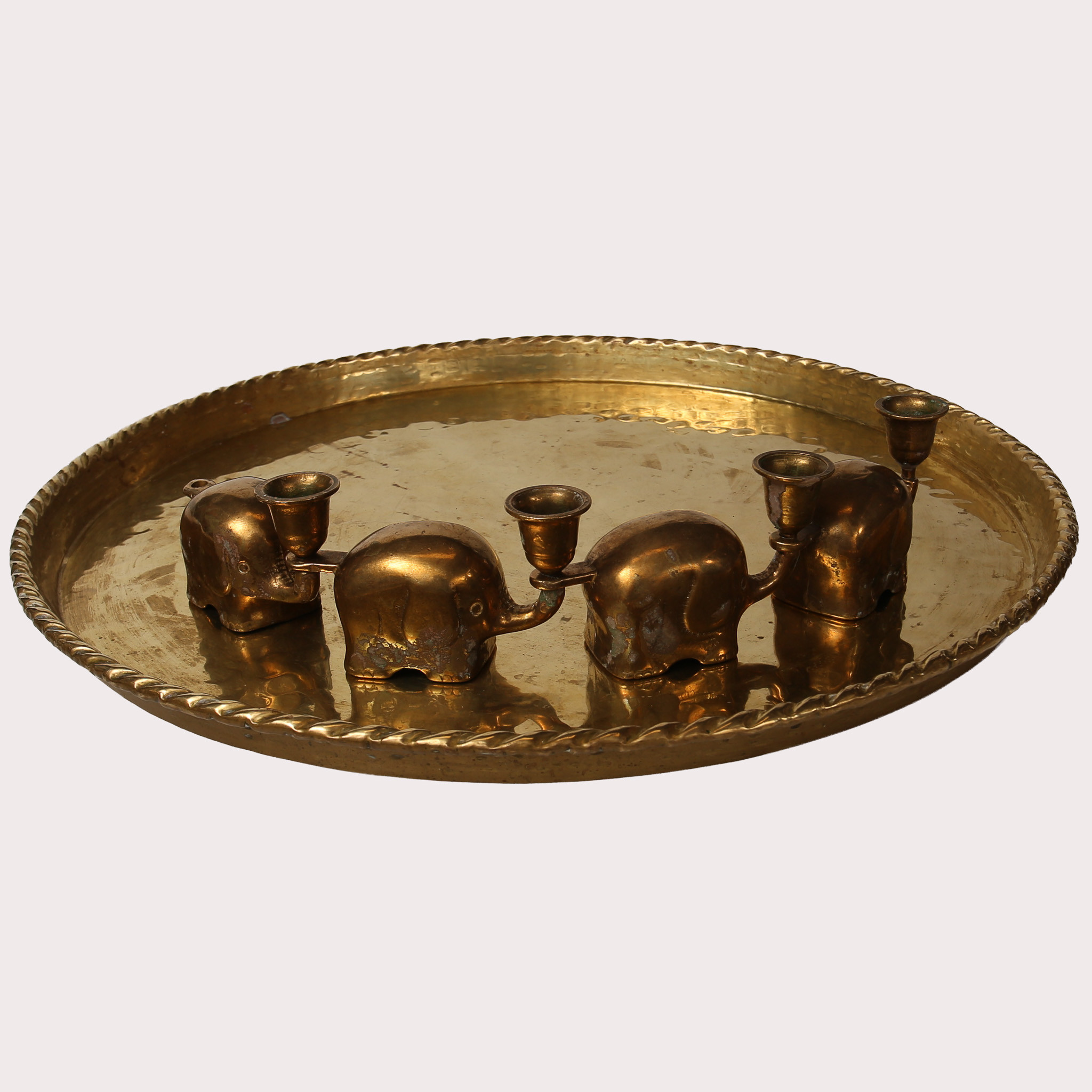 LJUSSTAKE Mässing, i form av en elefantparad samt större rund SERVERINGSBRICKA, mässing, 1900- talets andra hälft.