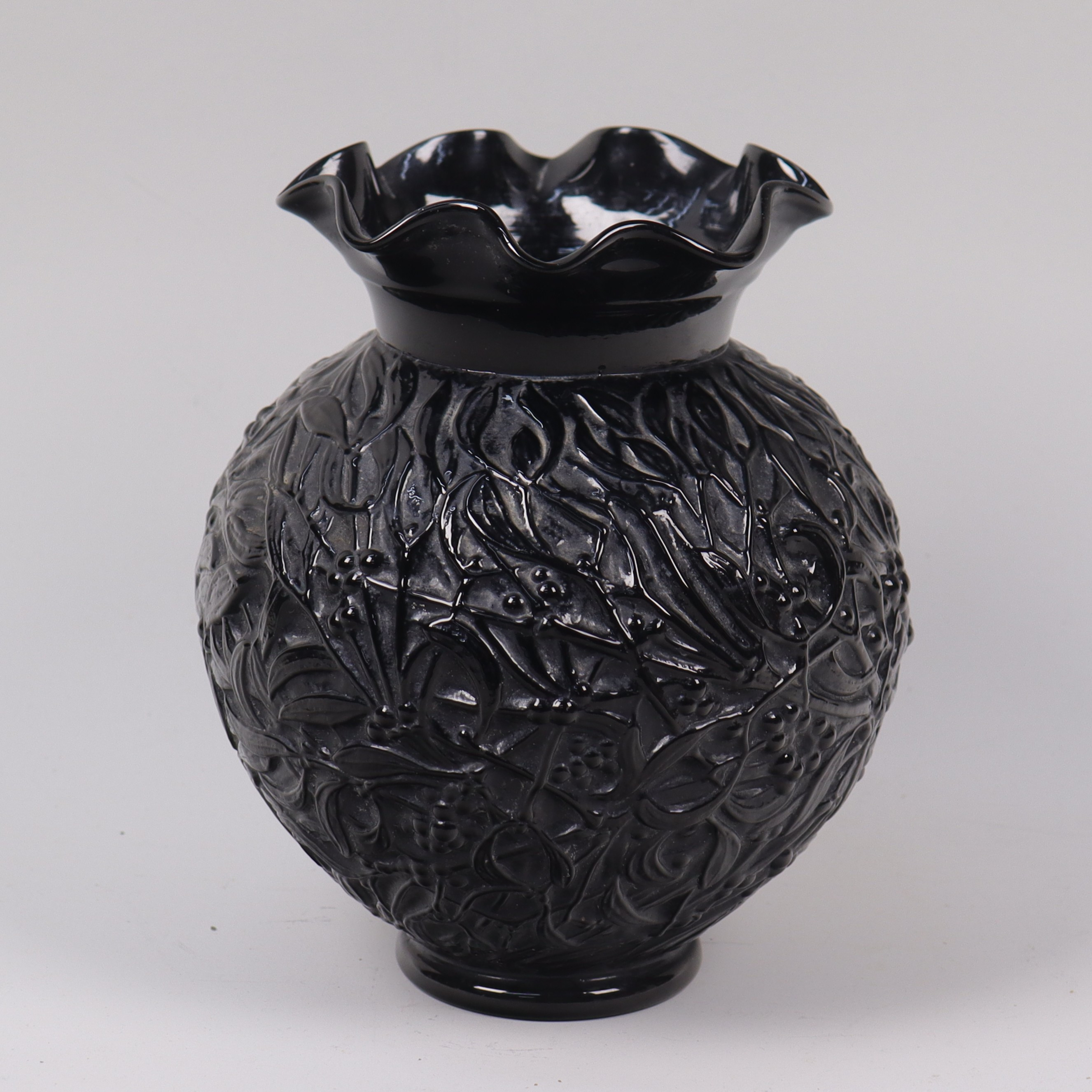 EDVIN OLLERS. "Lalique", vas i svart pressglas, Elme glasbruk, 1900-talets andra hälft.