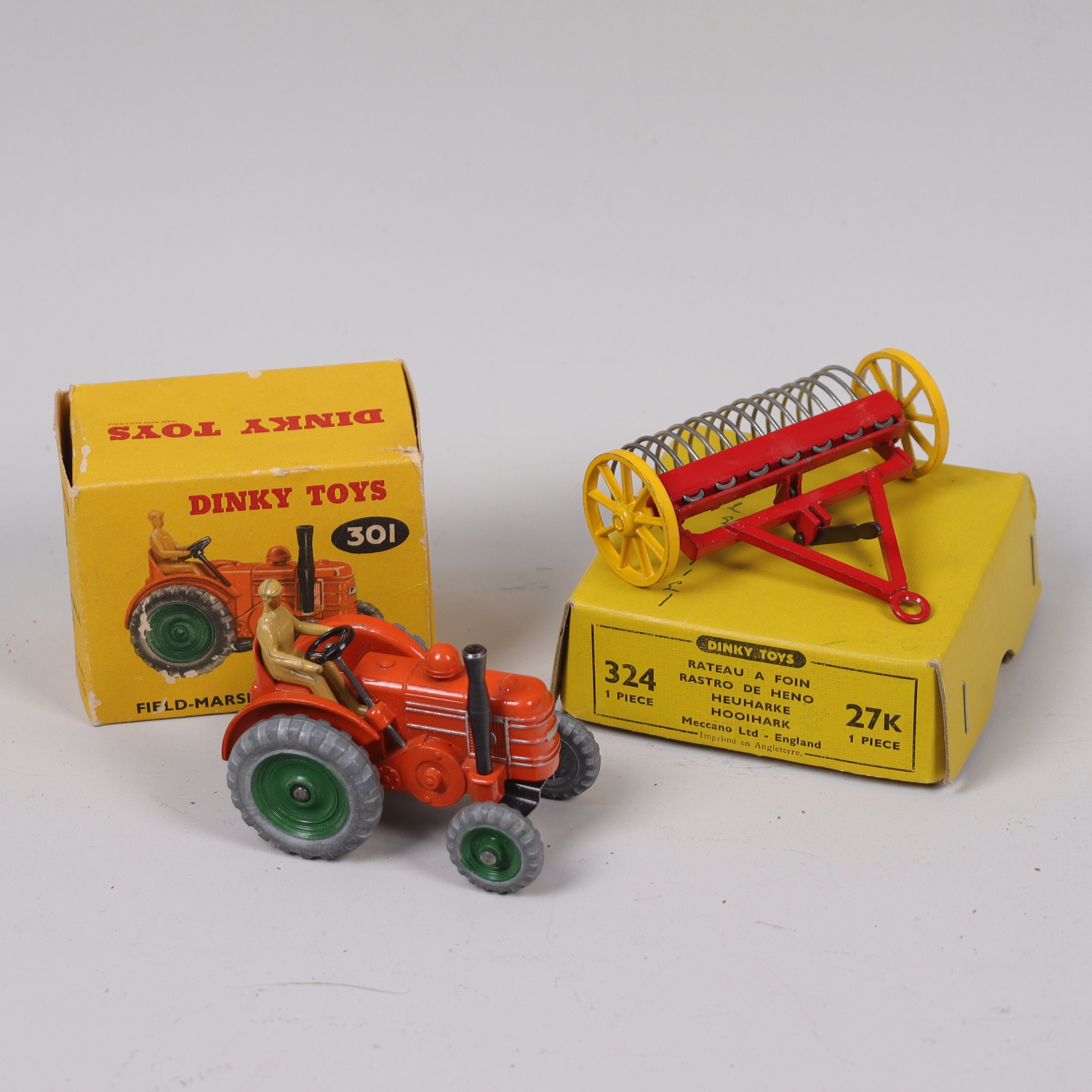 Dinky Toys, 301 Field Marshall Traktor samt 324 Hay Rake.