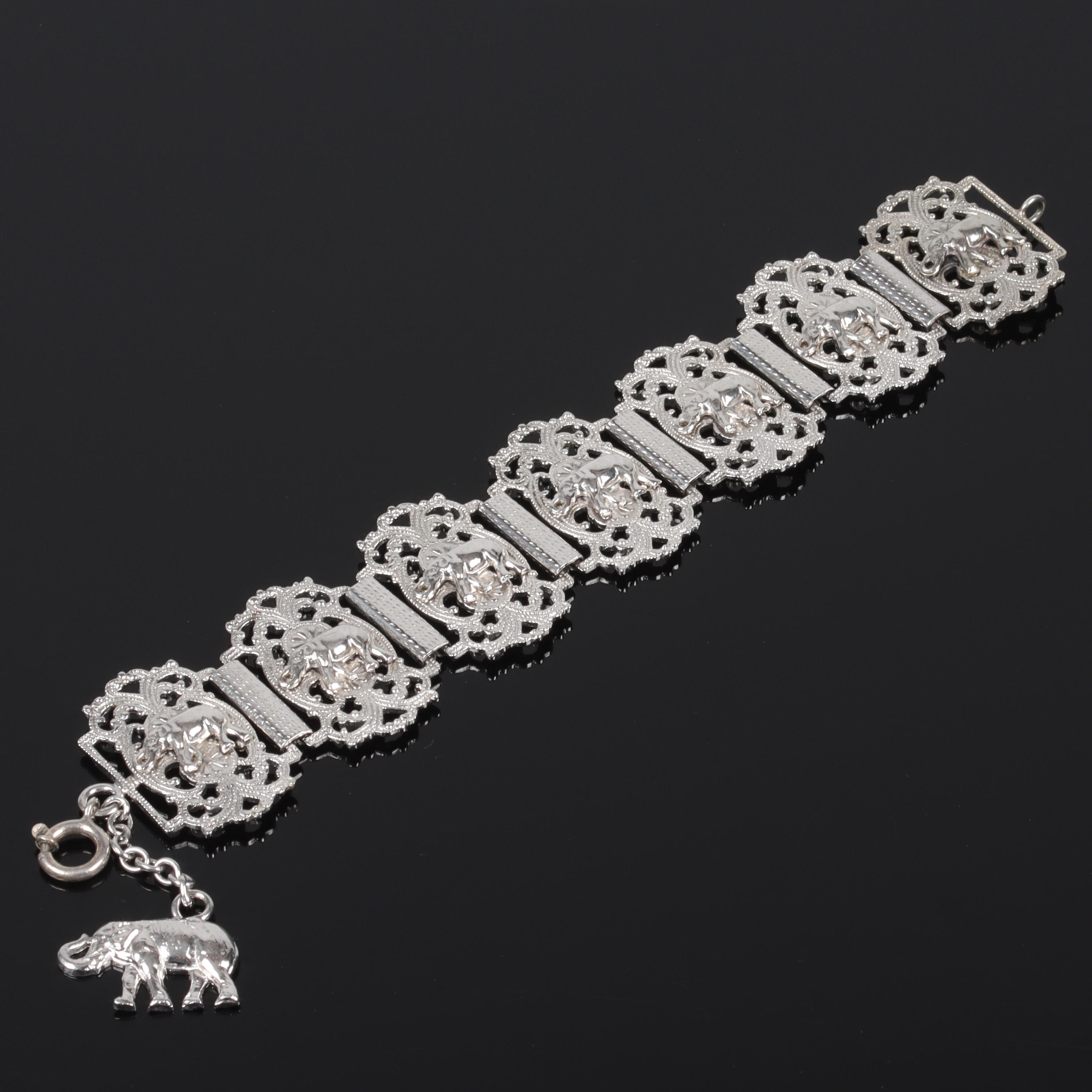 ARMBAND, Sterling silver, dekor av elefanter, 1900-tal.