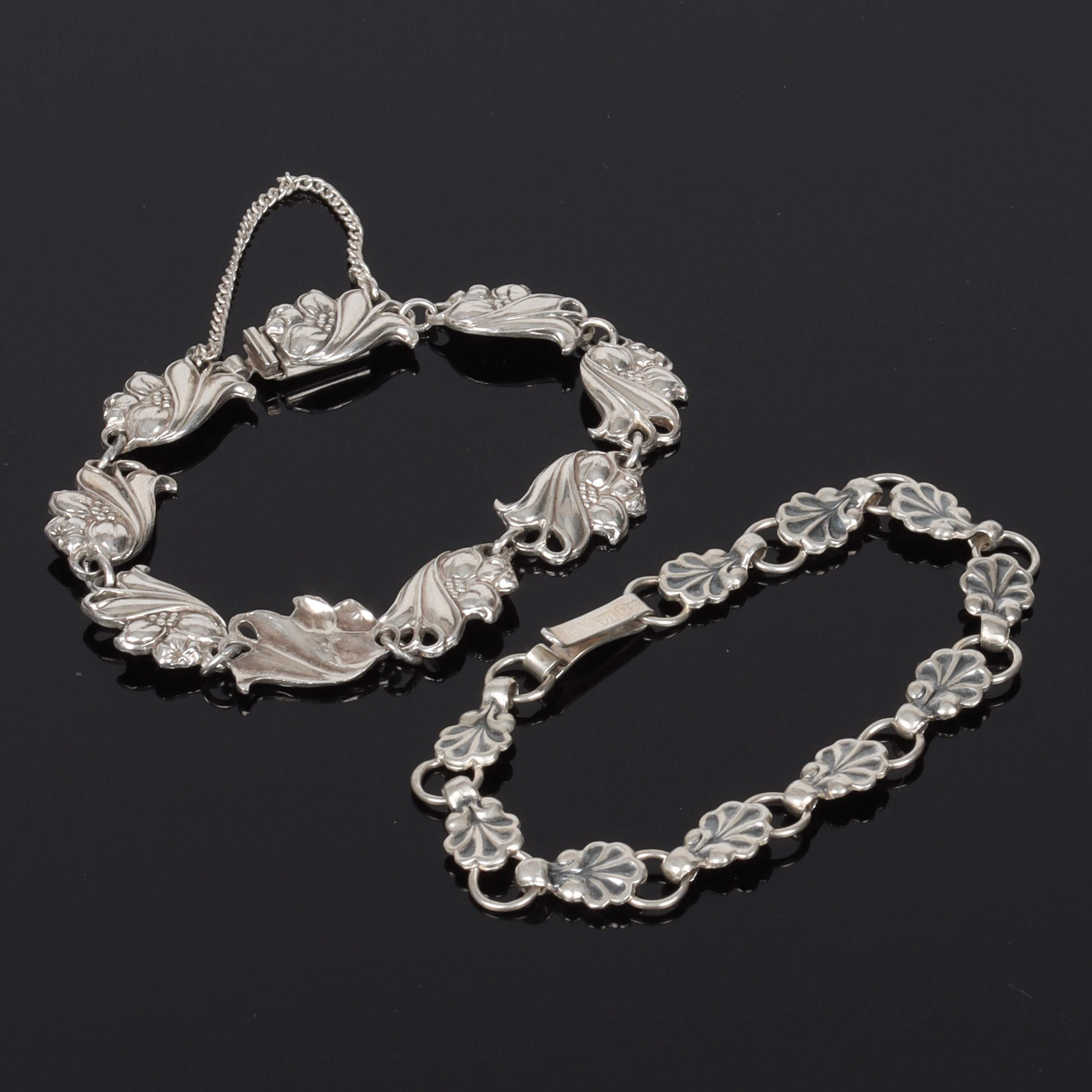 ARMBAND, 2 st. silver, dekor av blommor och blad, bl.a. Victor Janson Guldvaru, Lindesberg. 1975.