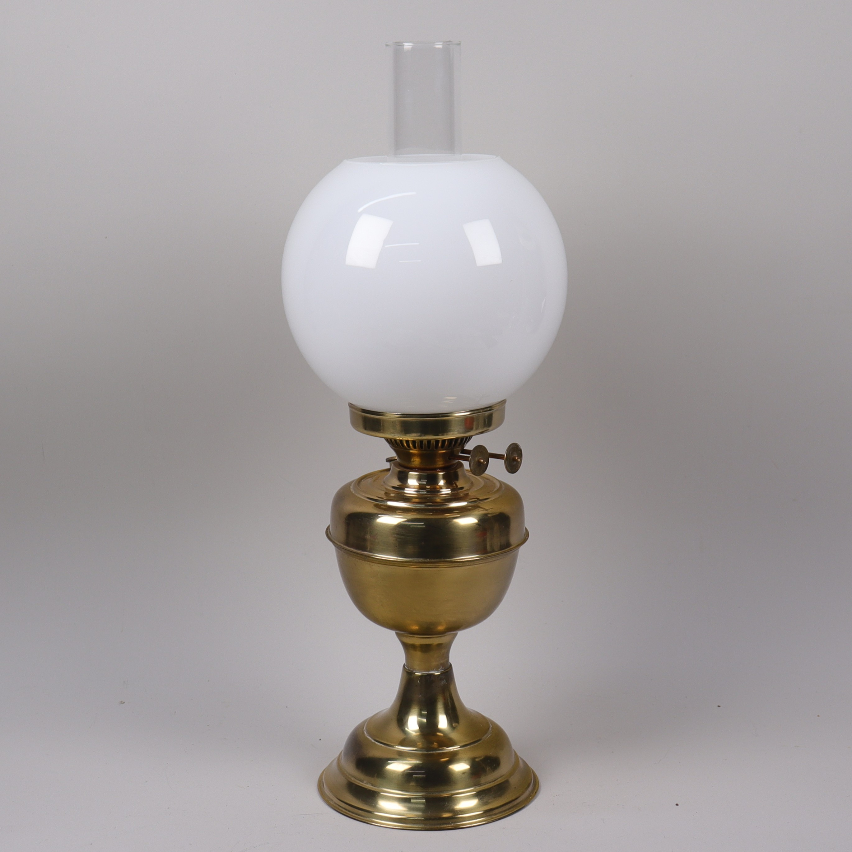 BORDSFOTOGENLAMPA, mässing och glas, England, 1900-talets andra hälft.