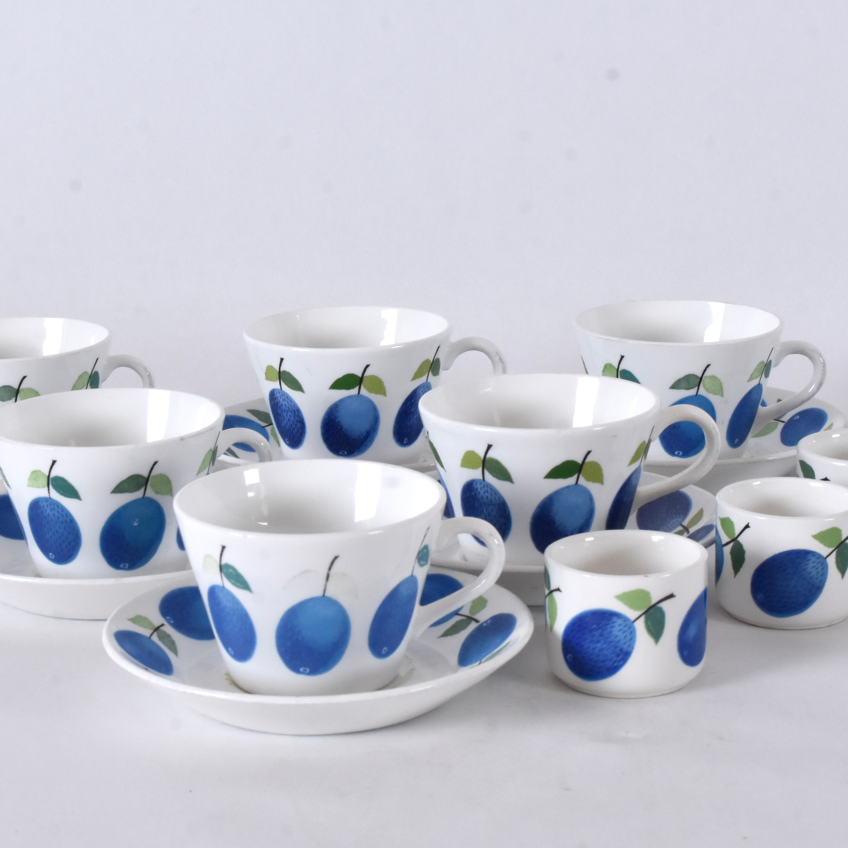 STIG LINDBERG. Servisdelar, 16 stycken, porslin, "Prunus", Gustavsberg.