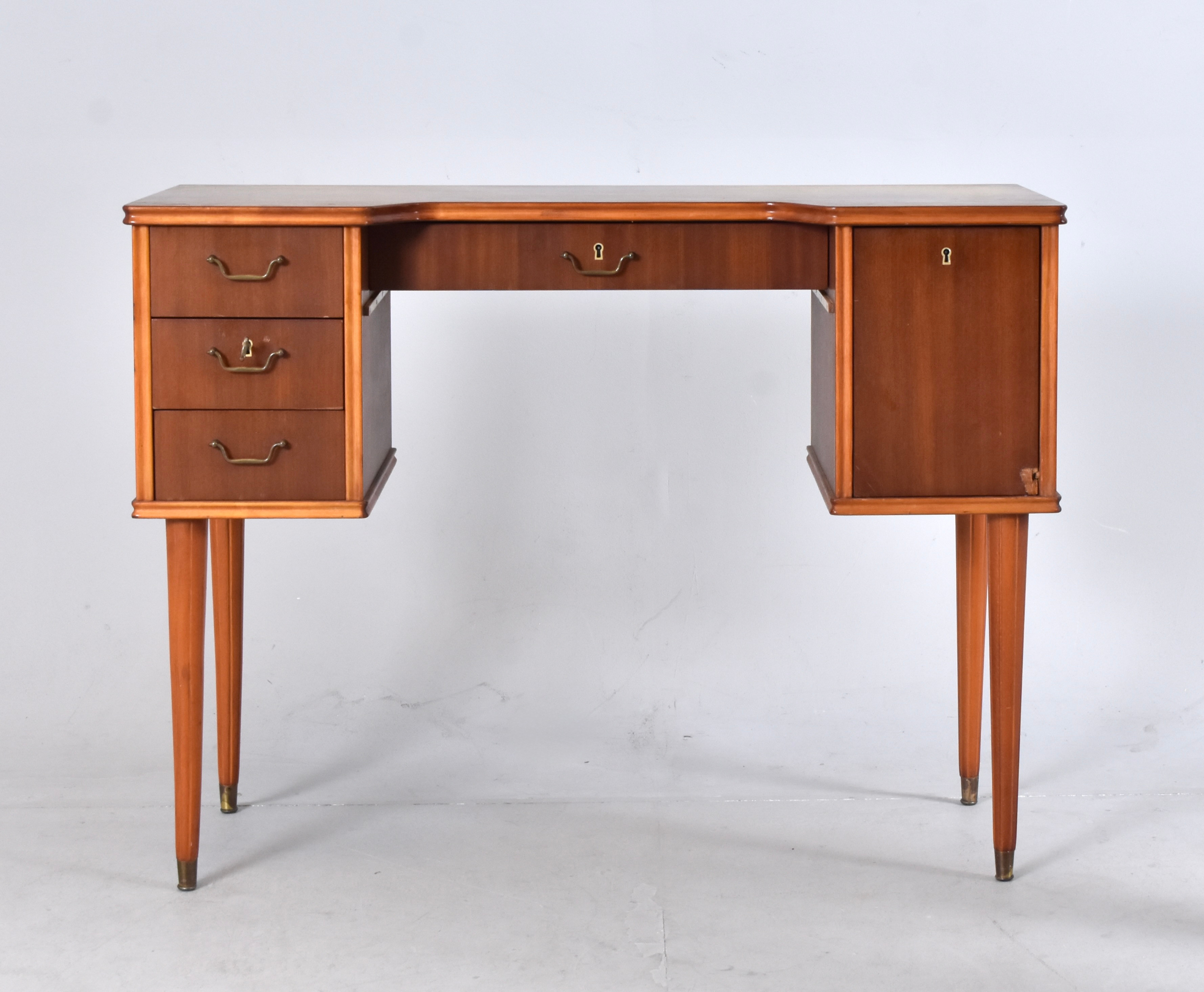 DAMSKRIVBORD, mahogny och bonad björk, 1950/60-tal.