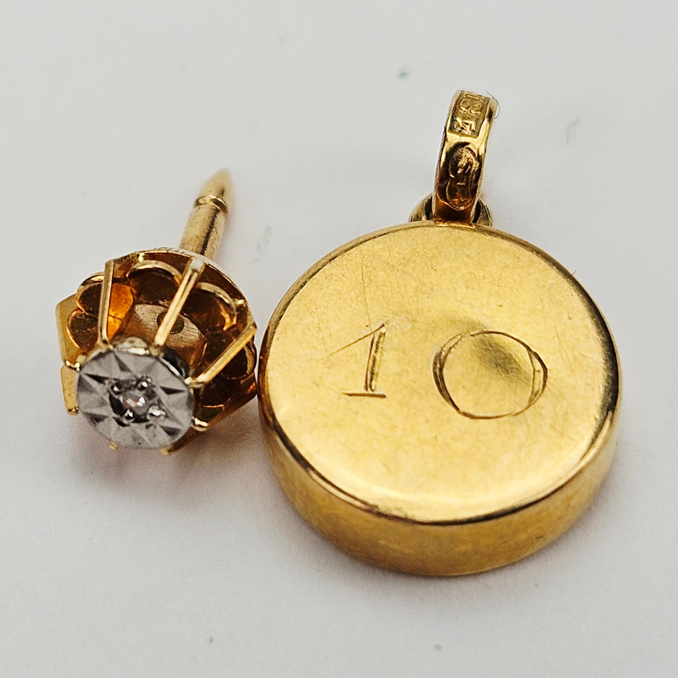 HÄNGE OCH ÖRHÄNGE, guld, 18K, total vikt ca. 1,1 gram.