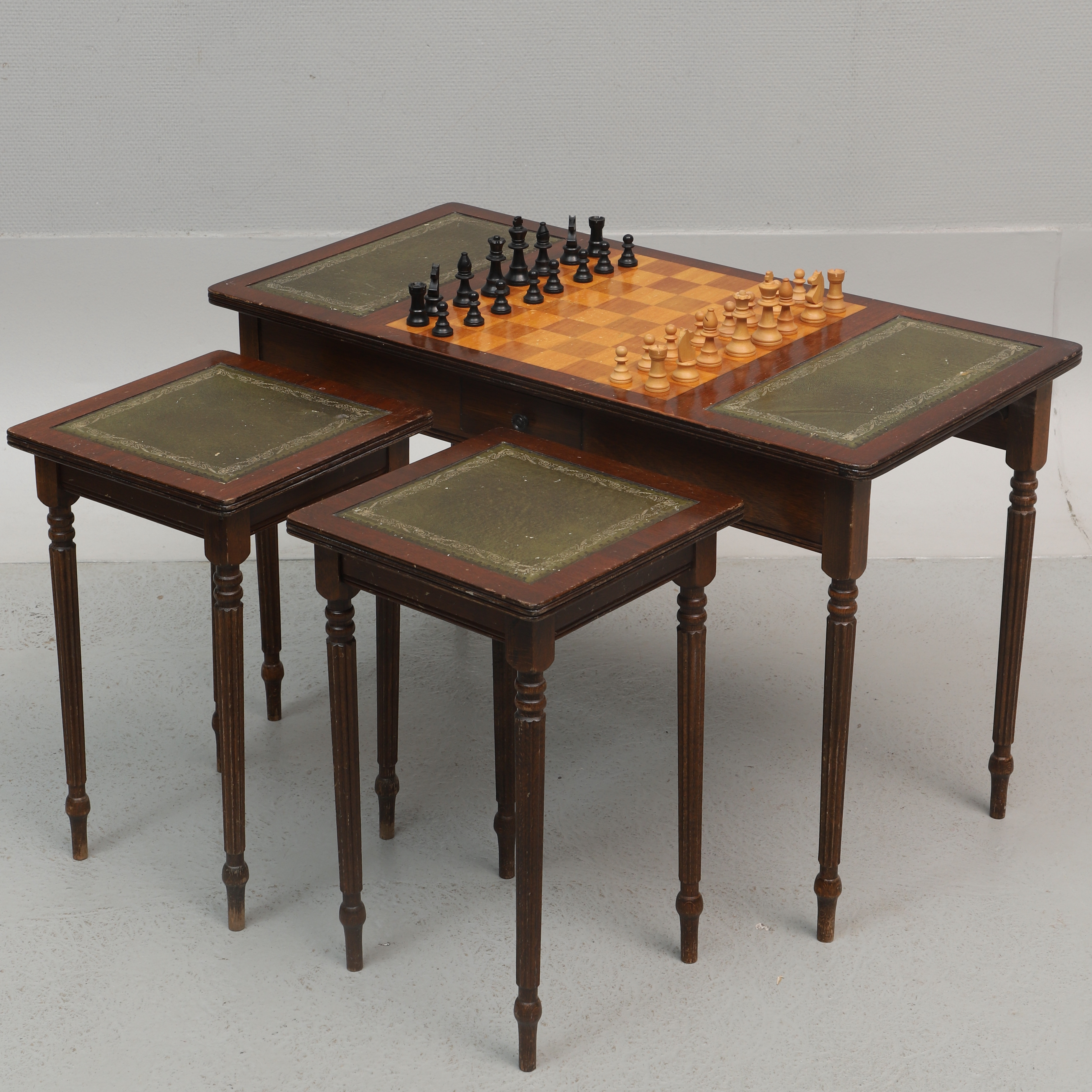 SPELBORD/SATSBORD med schackspel, 3 st, trä, engelsk stil, troligtvis George Henscher, 1900-tal.