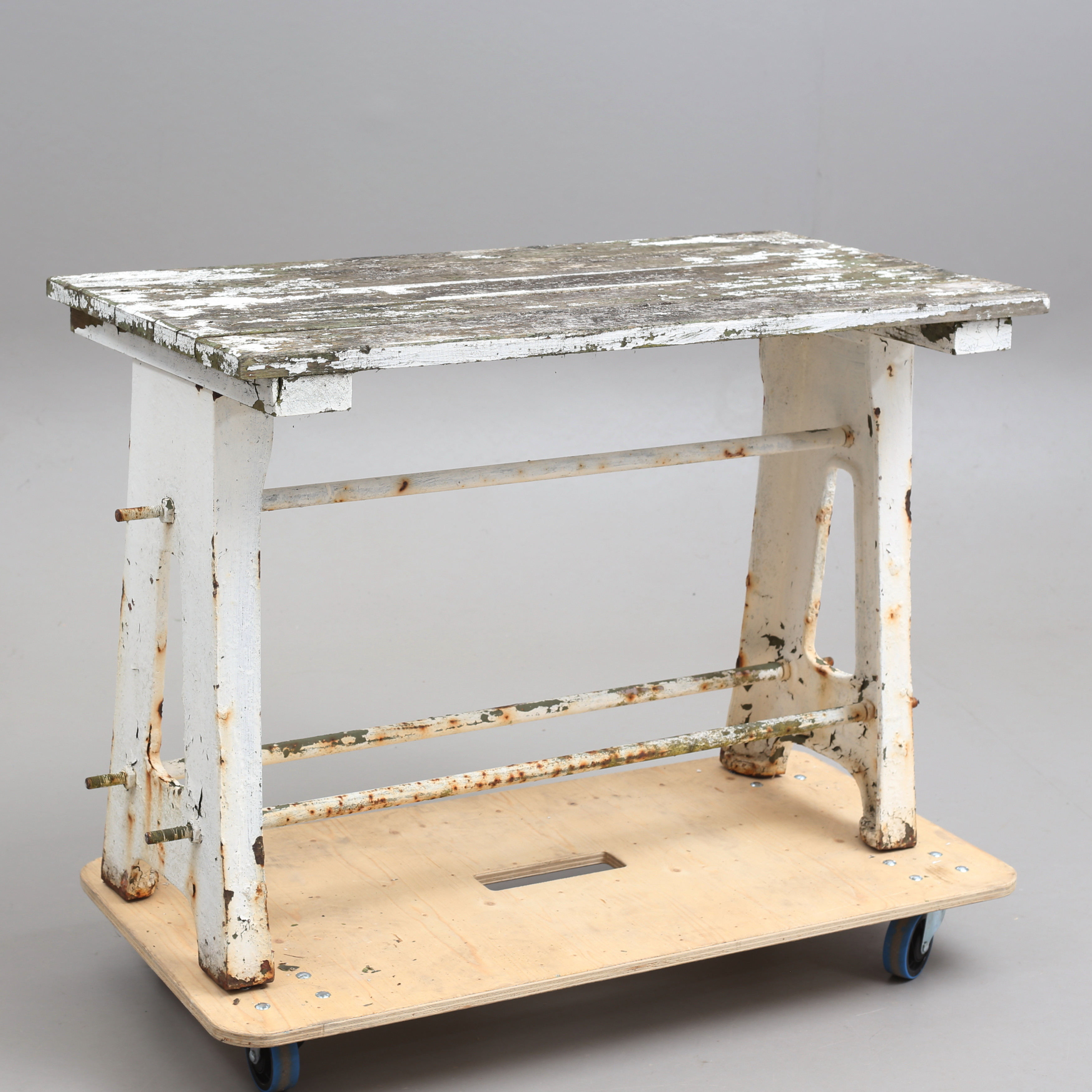 TRÄDGÅRDSBORD, metallunderrede med träribbor.