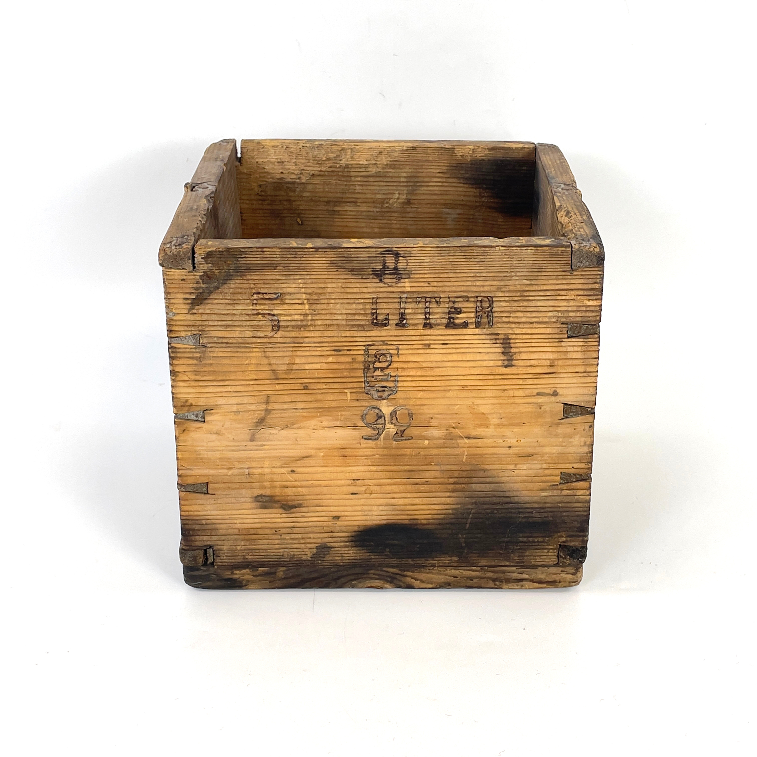 KRÖNT MÅTT, 5 liter, trä, 1800-tal.