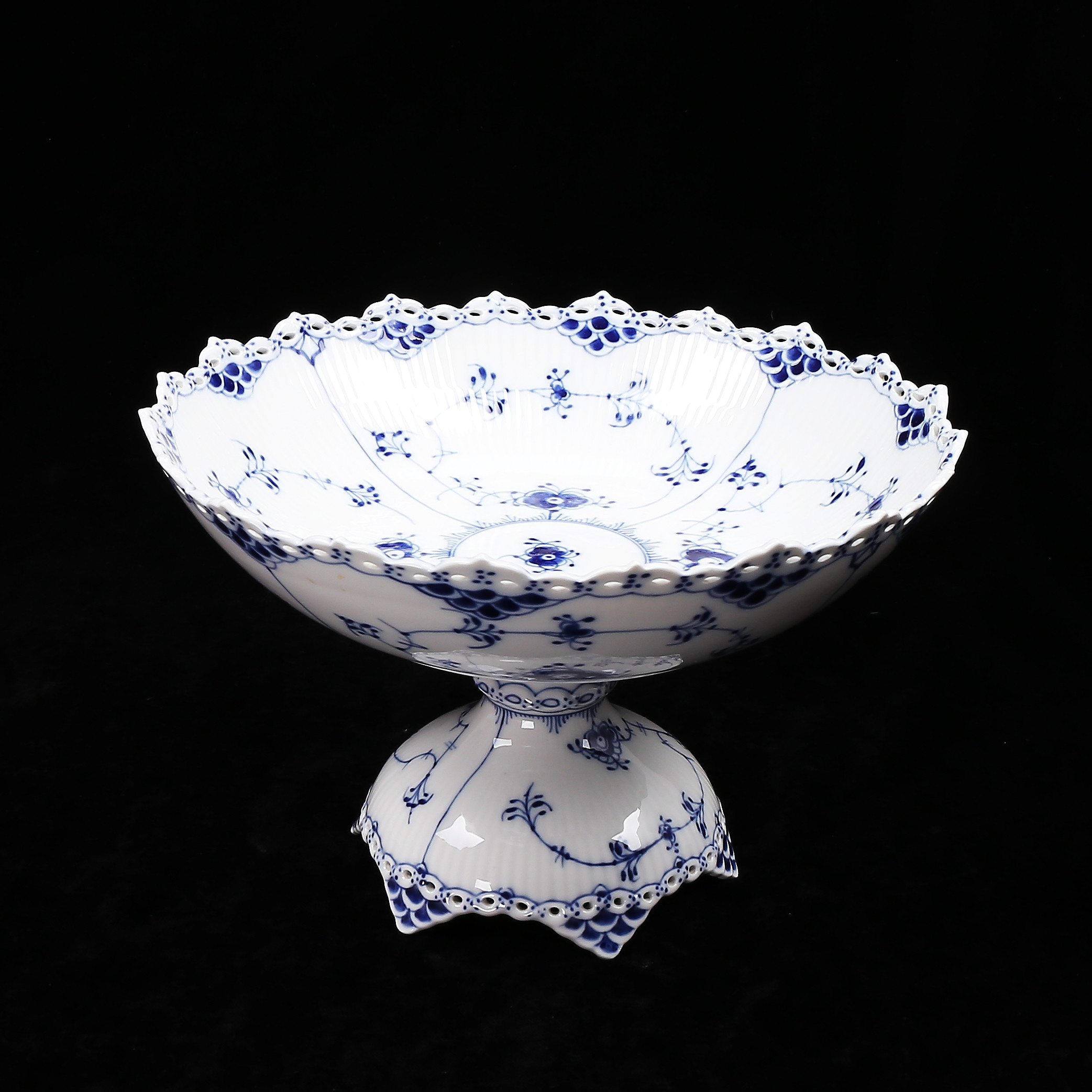 SKÅL på fot, porslin, 1019 och 1022, "Musselmalet", Royal Copenhagen, Danmark.