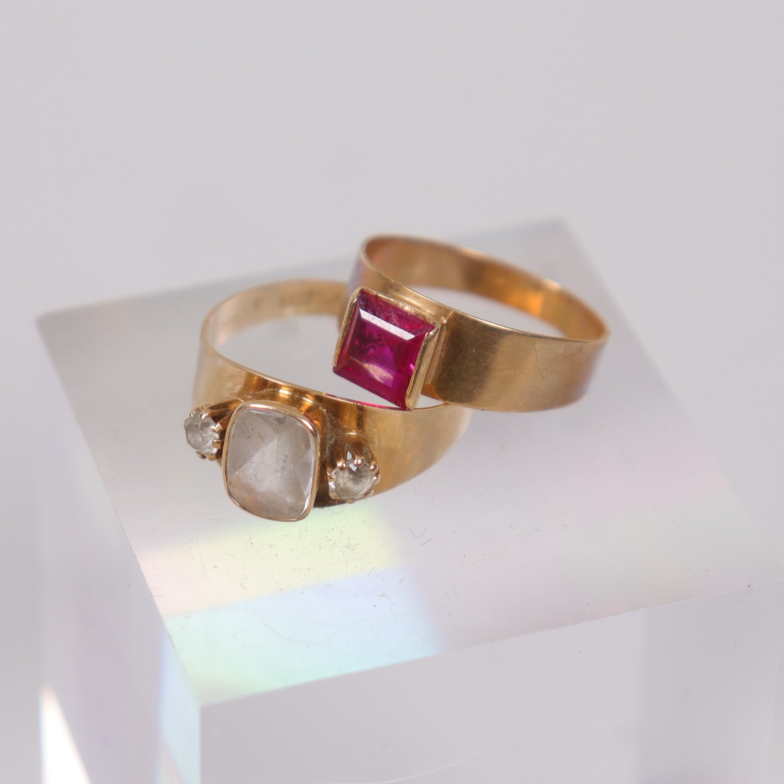 RINGAR, 18k guld med stenar, 2 st.