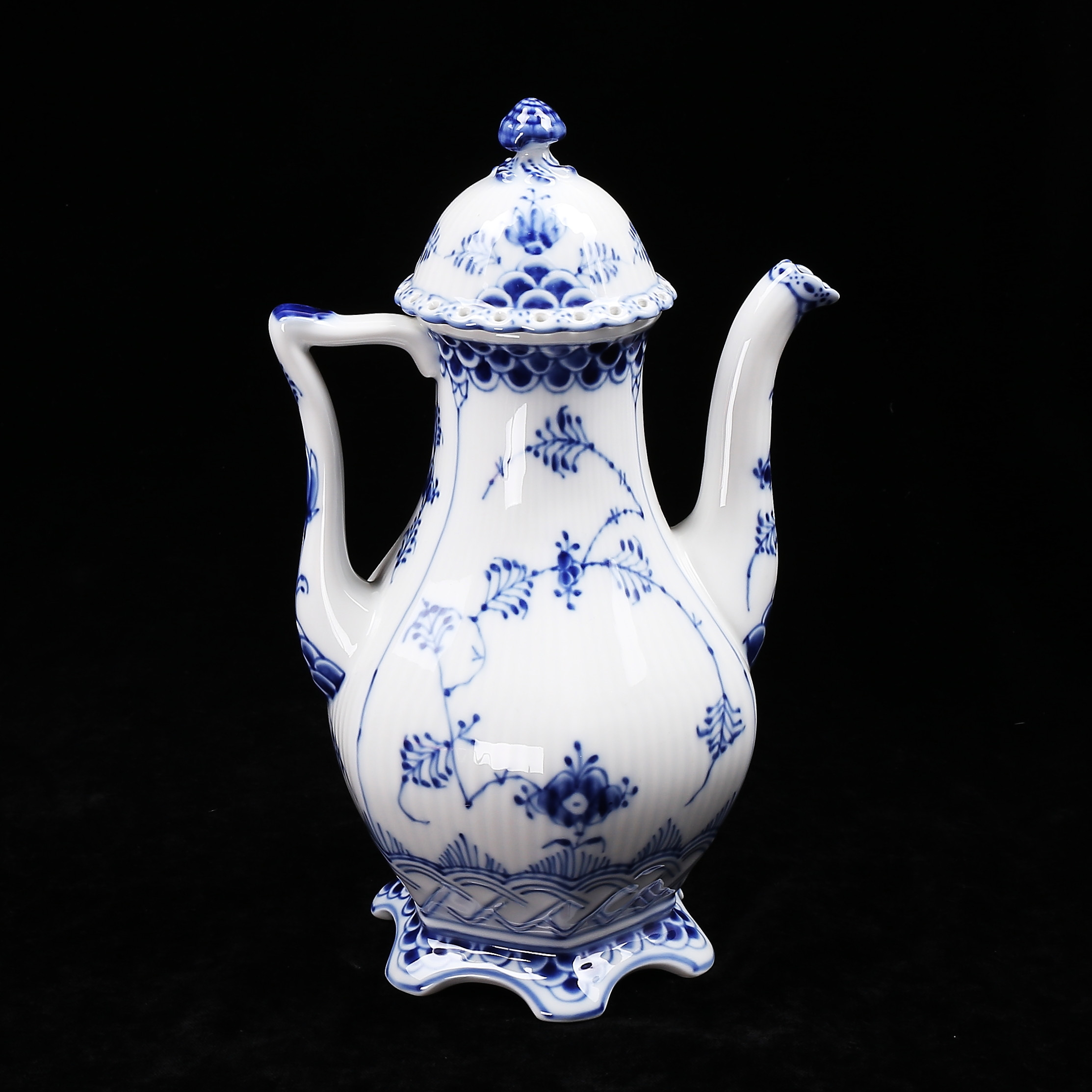 KAFFEKANNA, porslin, 1202, "Musselmalet", Royal Copenhagen, Danmark.