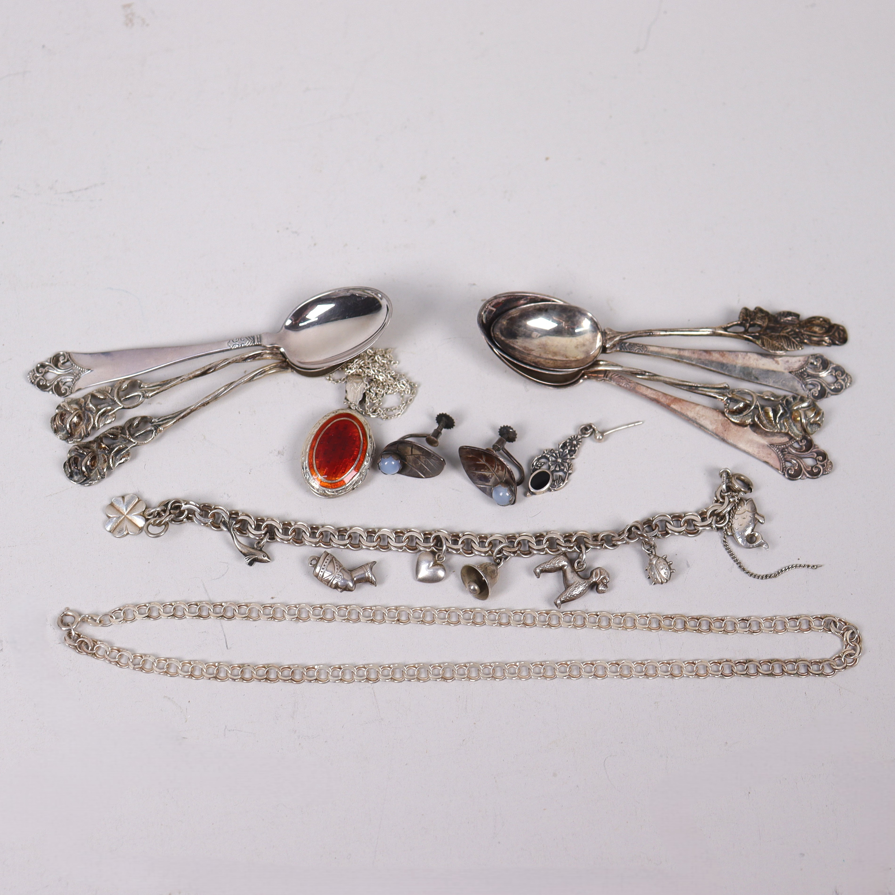 SILVER, smycken tex Bismarckarmband med berlocker, halskedja Bismarck och teskedar, totalt 94 gram.