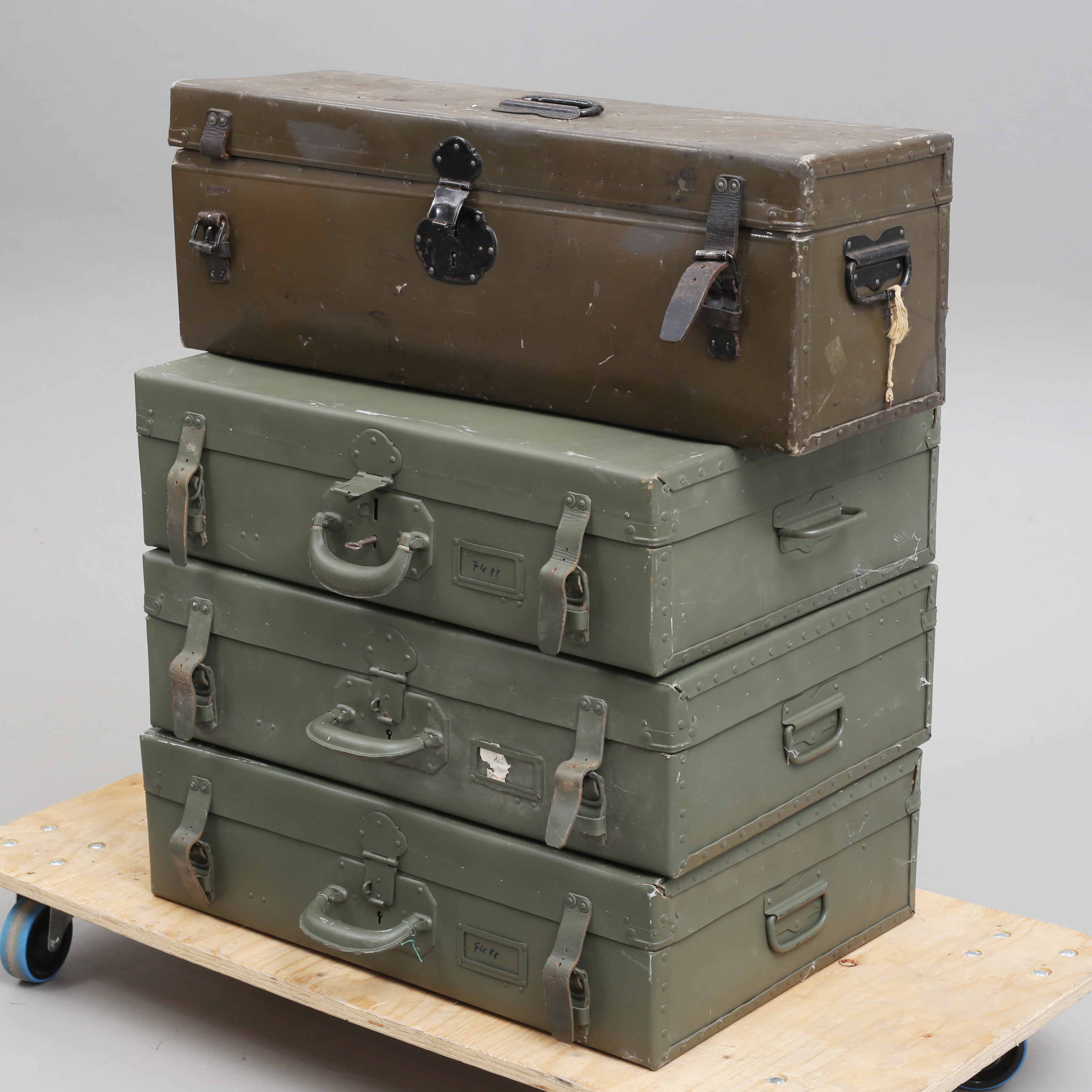 MILITARIA, 4 väskor, bla Aktiebolaget Tidan Mariestad.