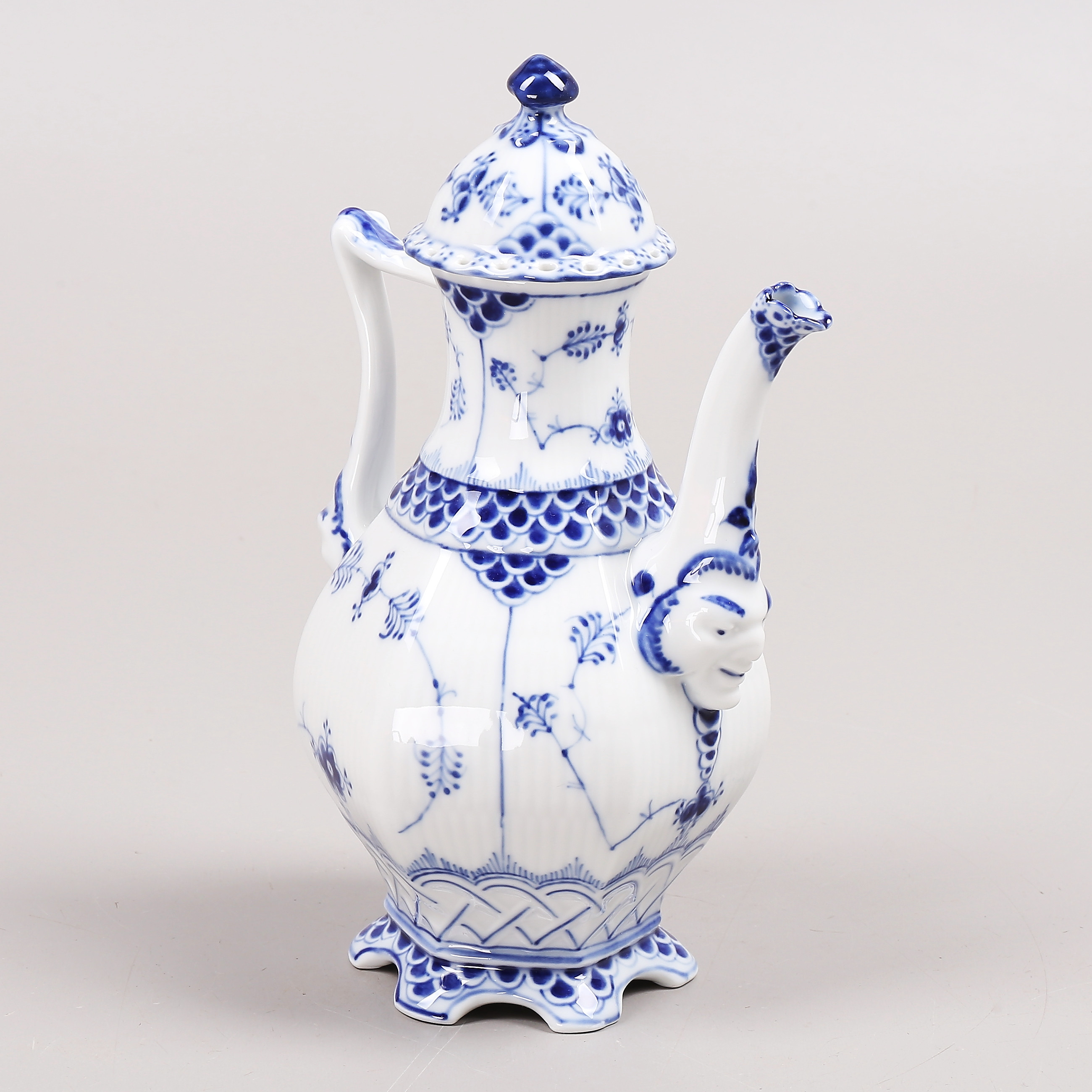 ARNOLD KROG. Moccakanna, porslin, 1030, "Musselmalet", Royal Copenhagen, Danmark.