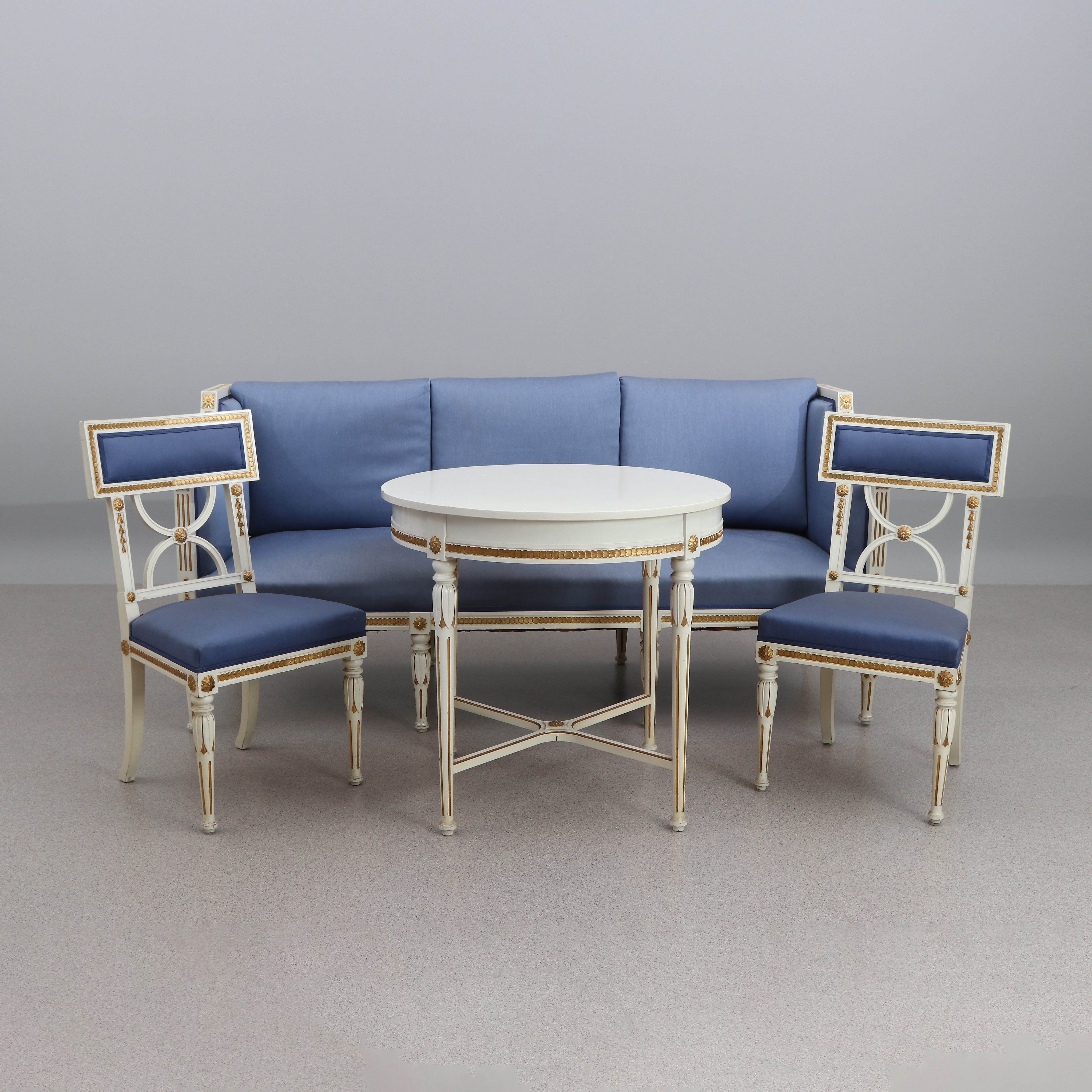 SALONGSGRUPP, FYRA DELAR. Lackerat trä med textilklädsel. Gustaviansk stil, 1900-talets början.
