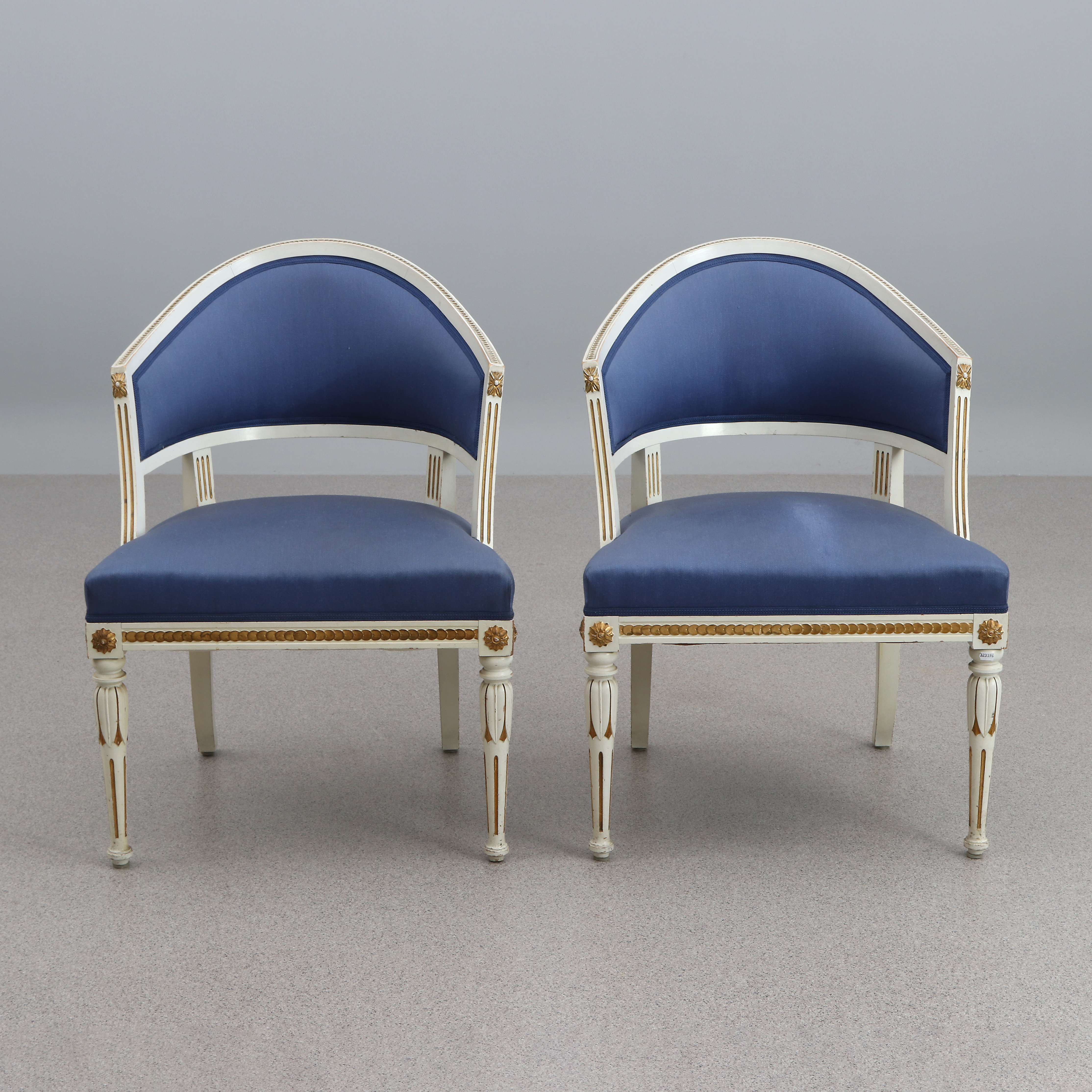 BALJFÅTÖLJER, ETT PAR .Lackerat trä med textilklädsel. Gustaviansk stil, 1900-talets början.