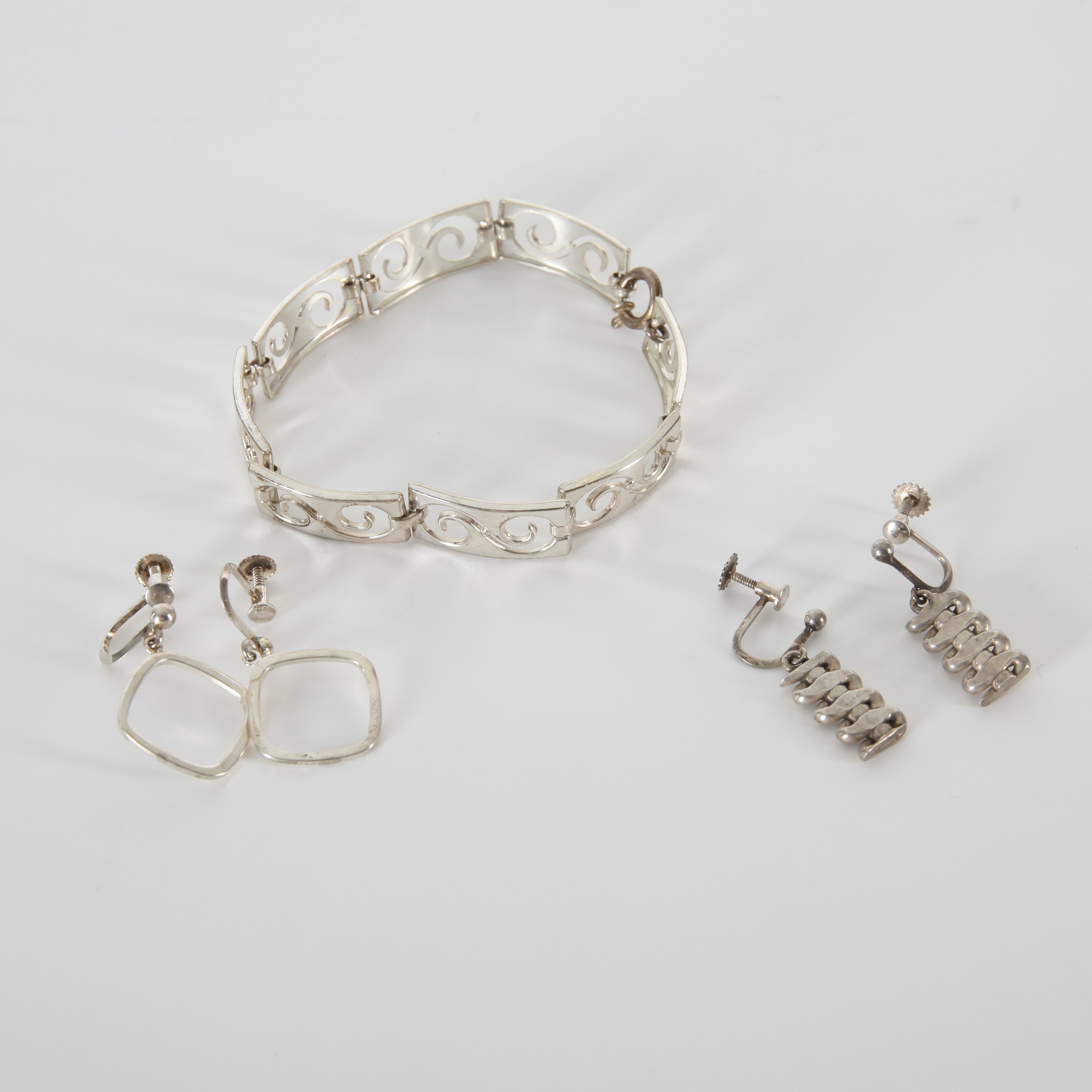 SILVERSMYCKEN, armband K&L samt 2 par örhängen.