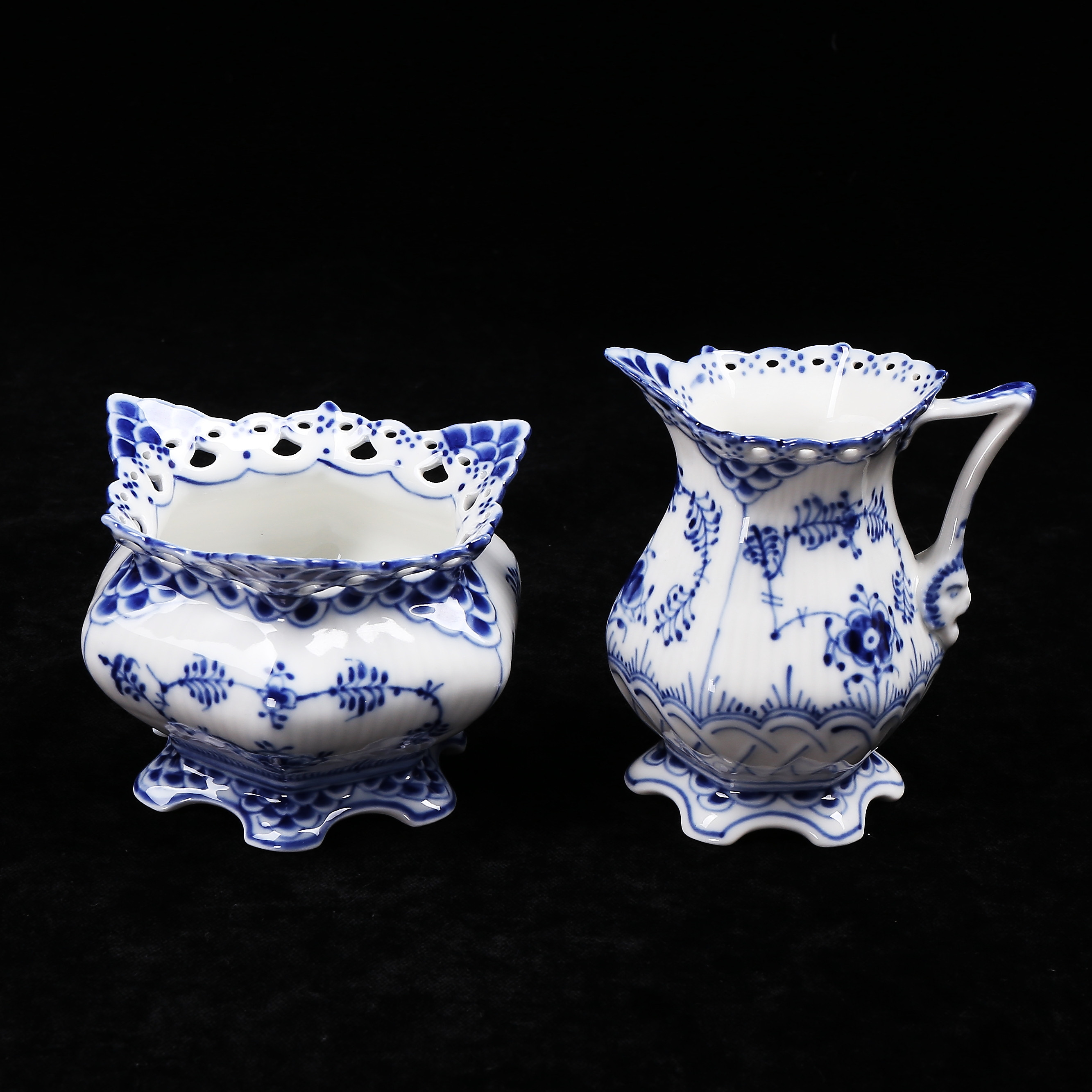 SOCKERSKÅL och GRÄDDKANNA, porslin, 1032 och 1112, "Musselmalet", Royal Copenhagen, Danmark.