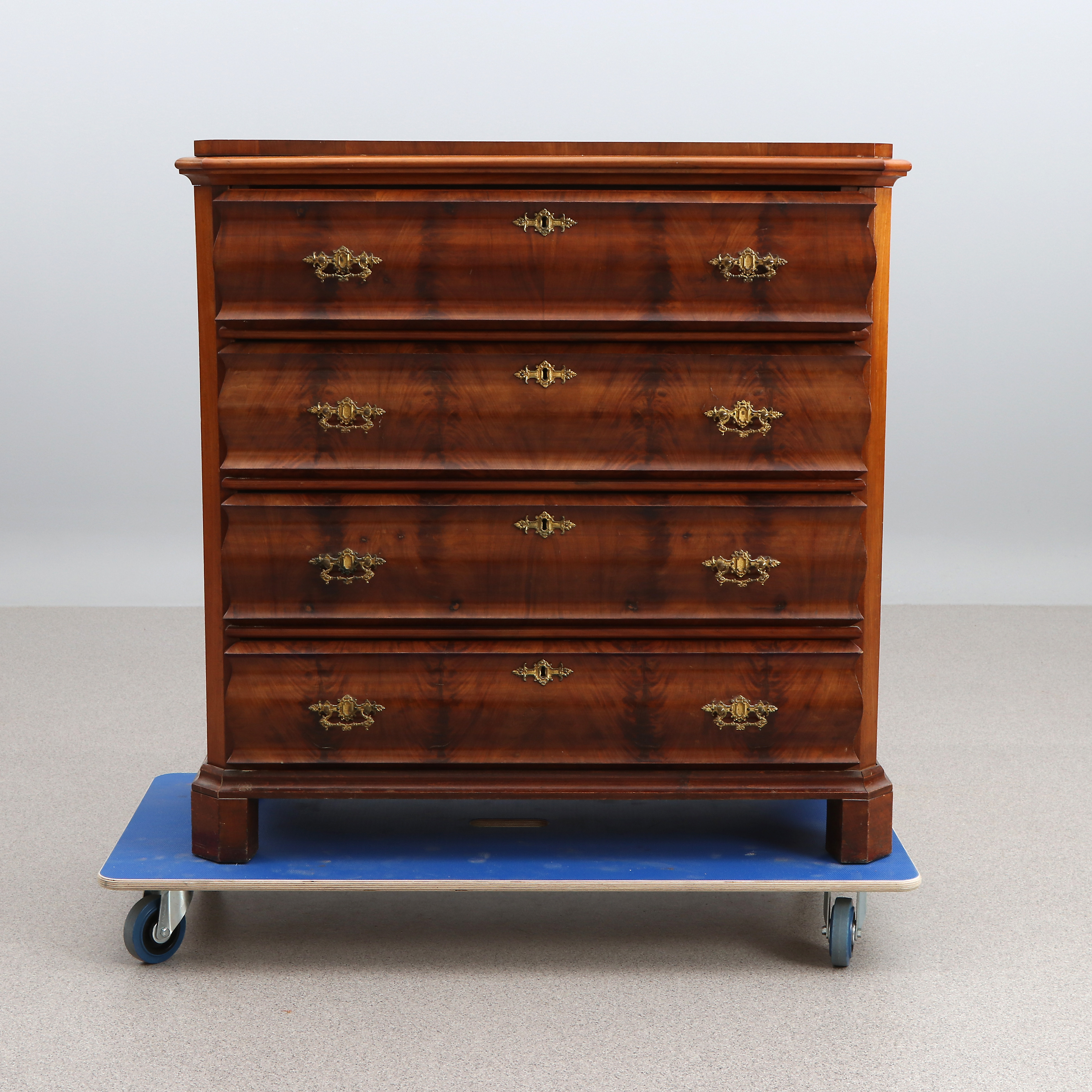 SNÄPPARE. Mahogny. 1800-talets senare del.