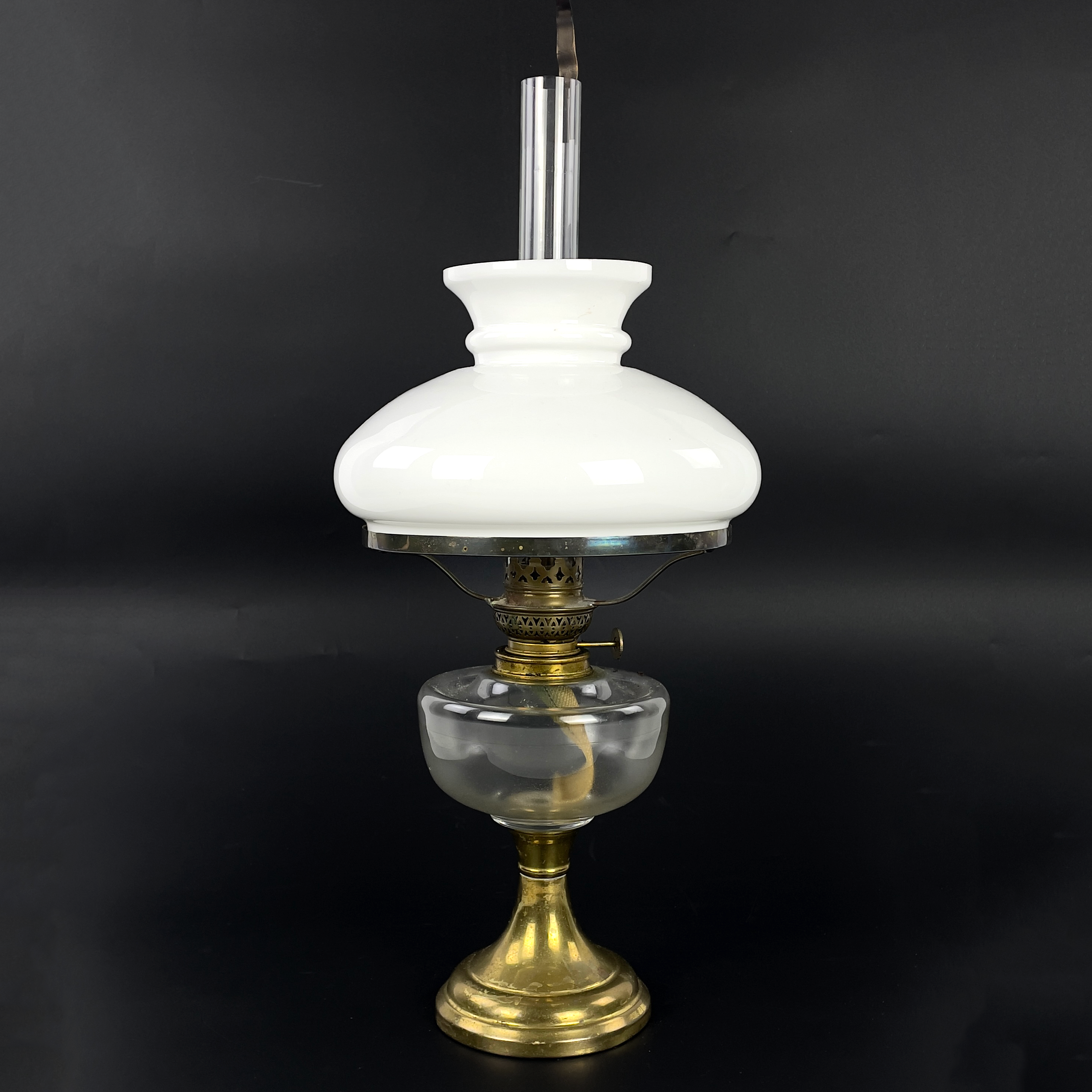 BORDSFOTOGENLAMPA. Mässing & opalglas, 1900-tal.
