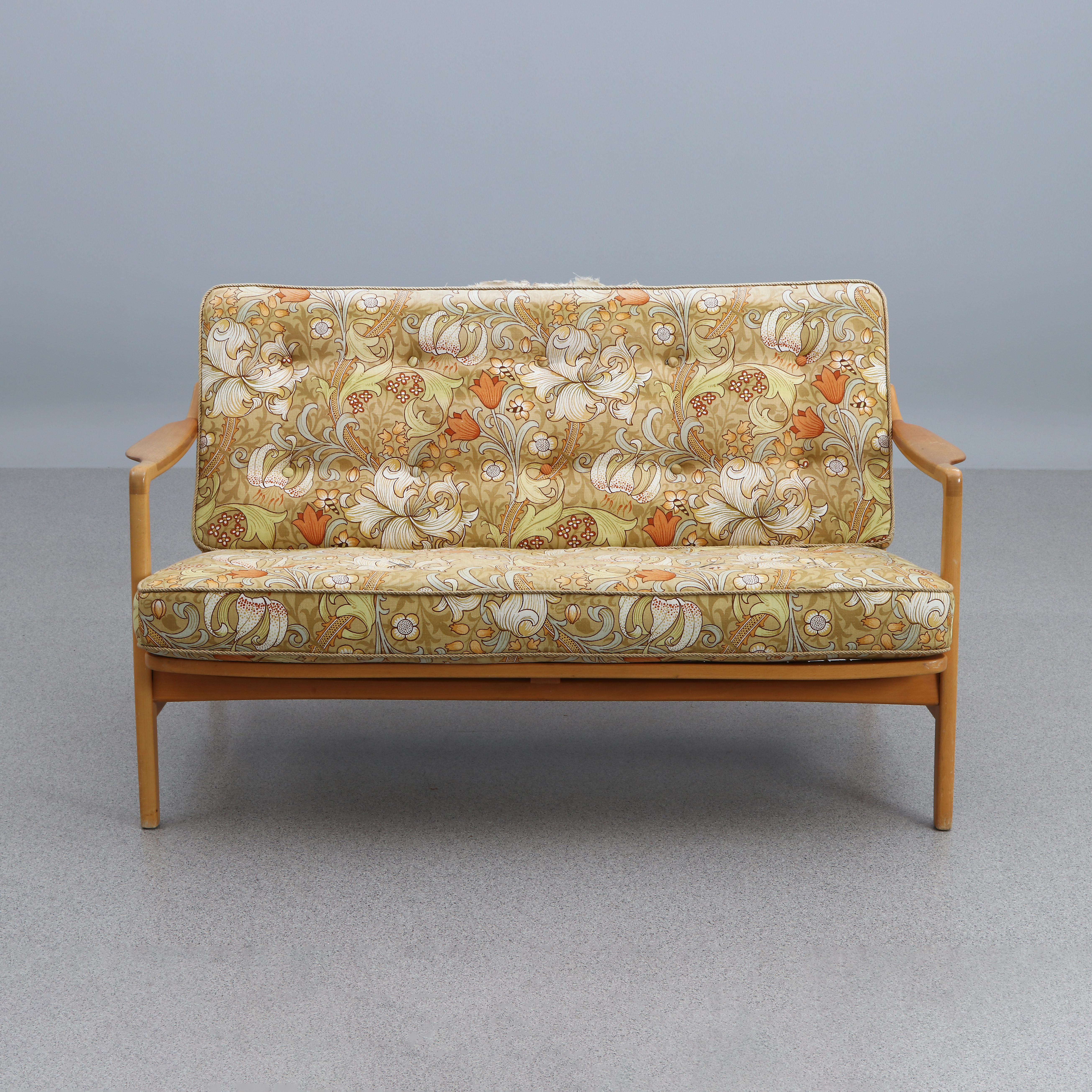 TOVE & EDVARD KINDT LARSEN. SOFFA. Teak och bok med textilklädda kuddar. Modell 117, France & Daverkosen, Danmark, formgiven 1956.