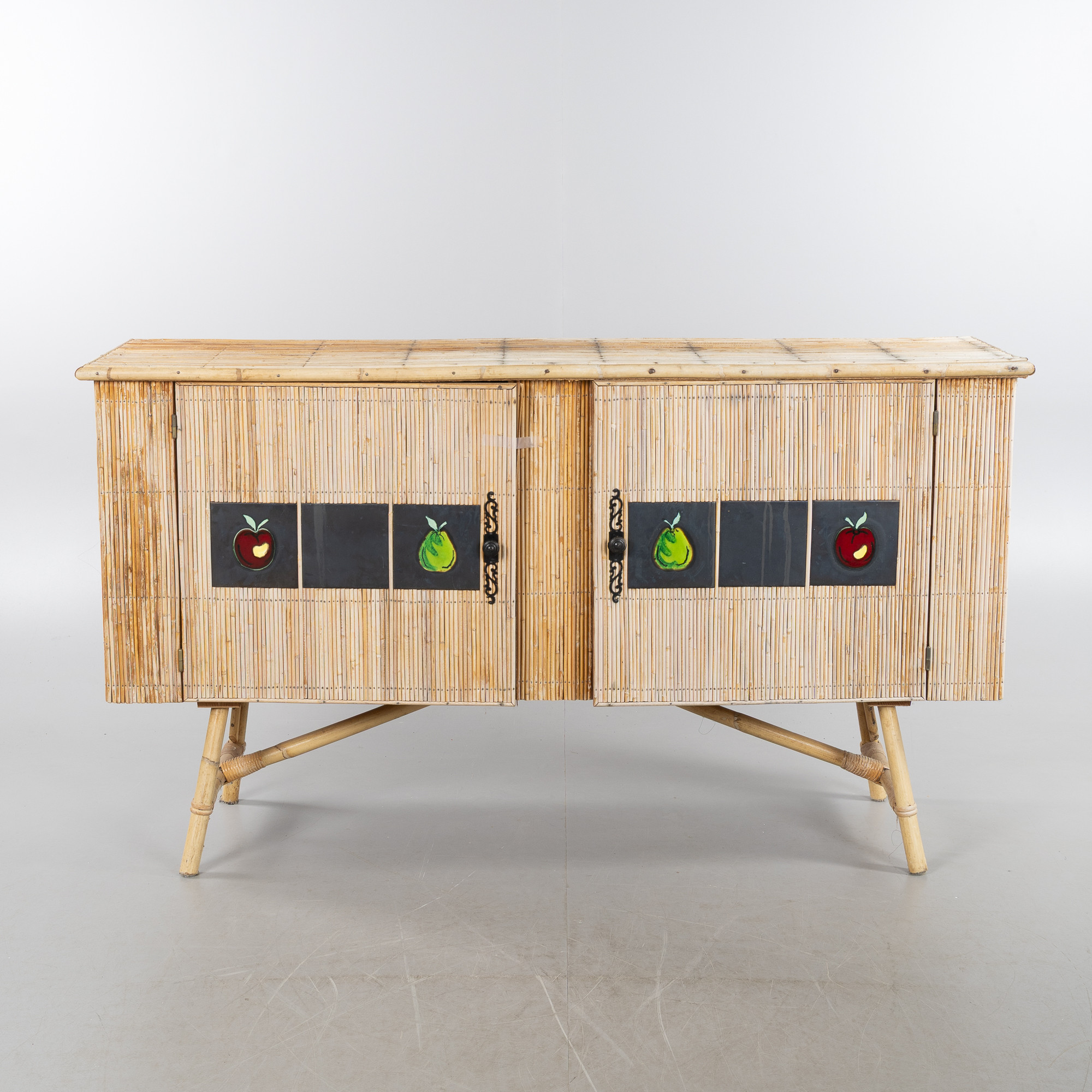 ADRIEN AUDOUX & FRIDA MINET. Skänk, bambu med kakelplattor, Frankrike, 1960-tal.