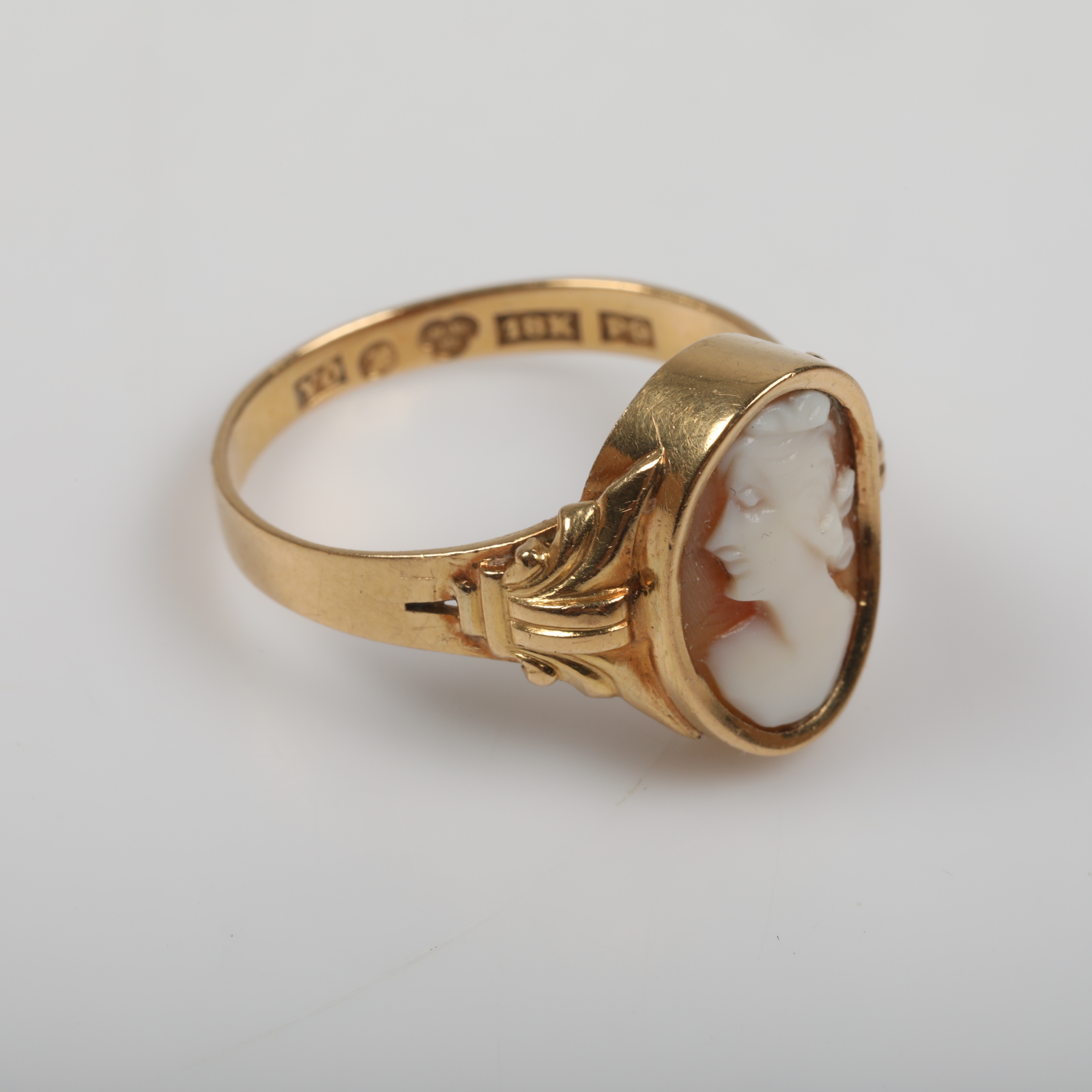 RING, 18 K guld med camé.