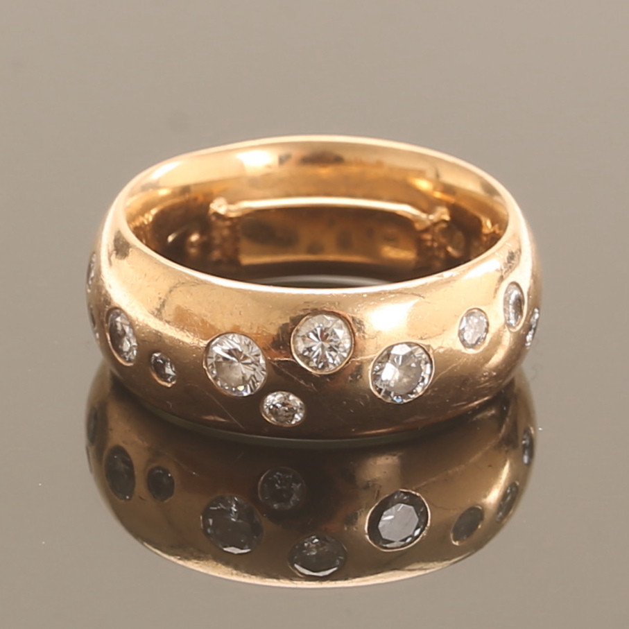 RING, 18 k guld med 11 st briljanter totalt 0,75 ct.