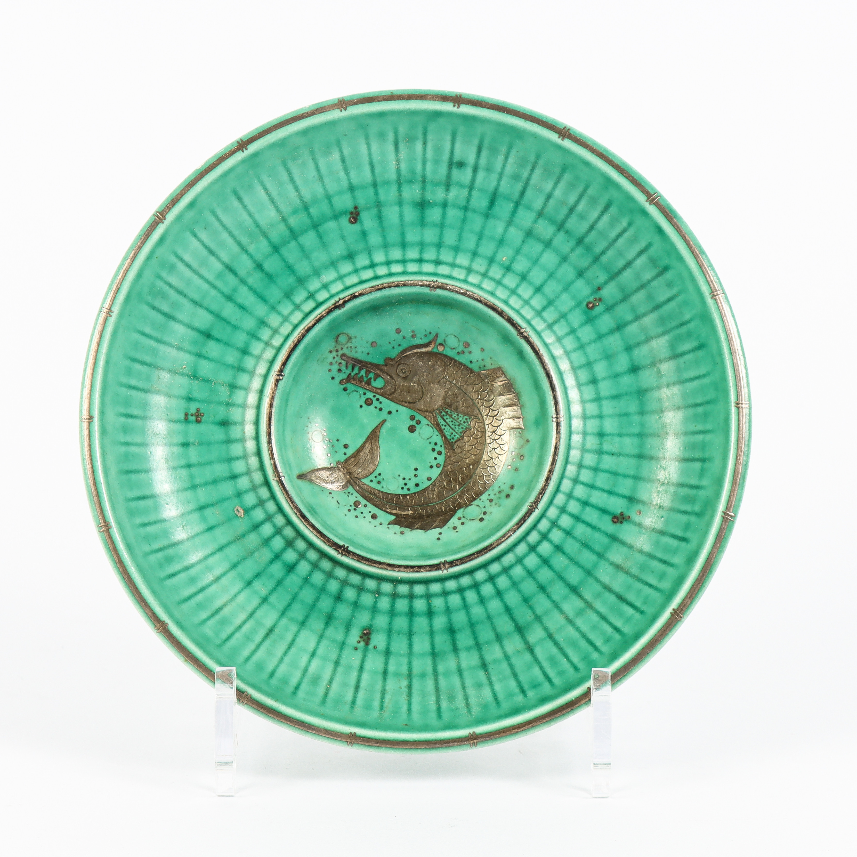 WILHELM KÅGE. Skålfat "Argenta", stengods med silverdekor, Gustavsberg.