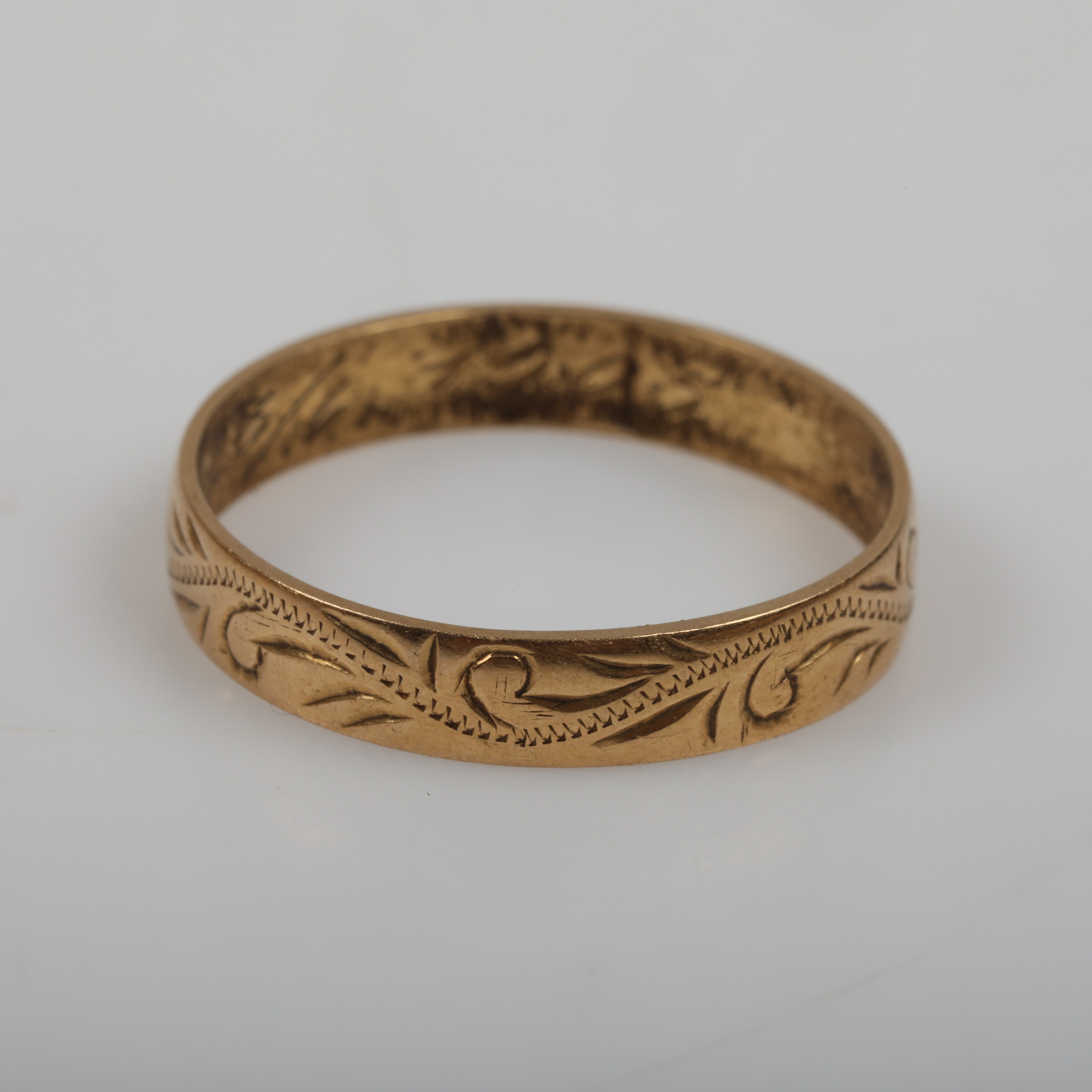 RING, 18 K guld med graverad dekor.