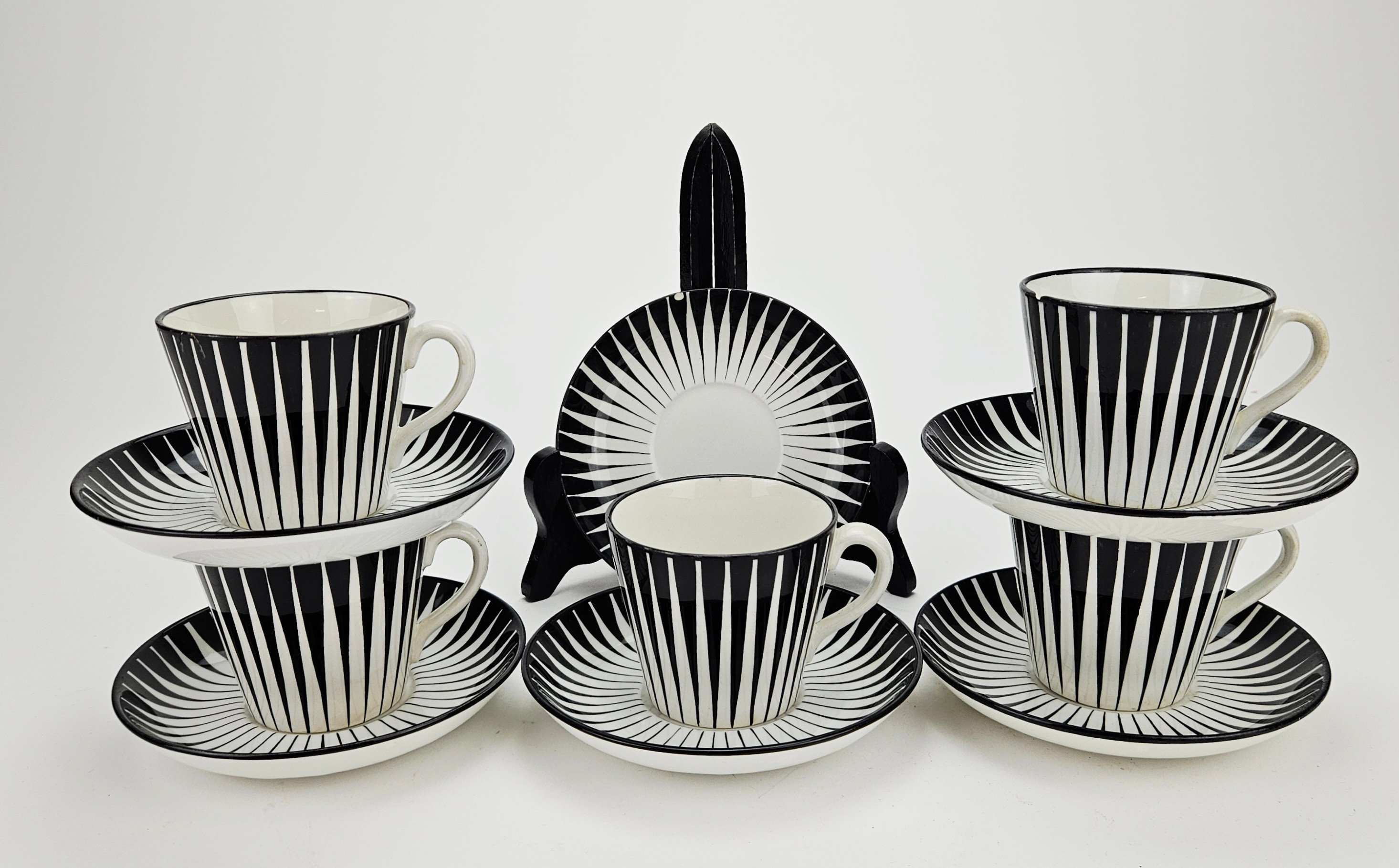 EUGEN TROST. Kaffekoppar med fat, 5 st, "Zebra", Uppsala-Ekeby/Gefle.